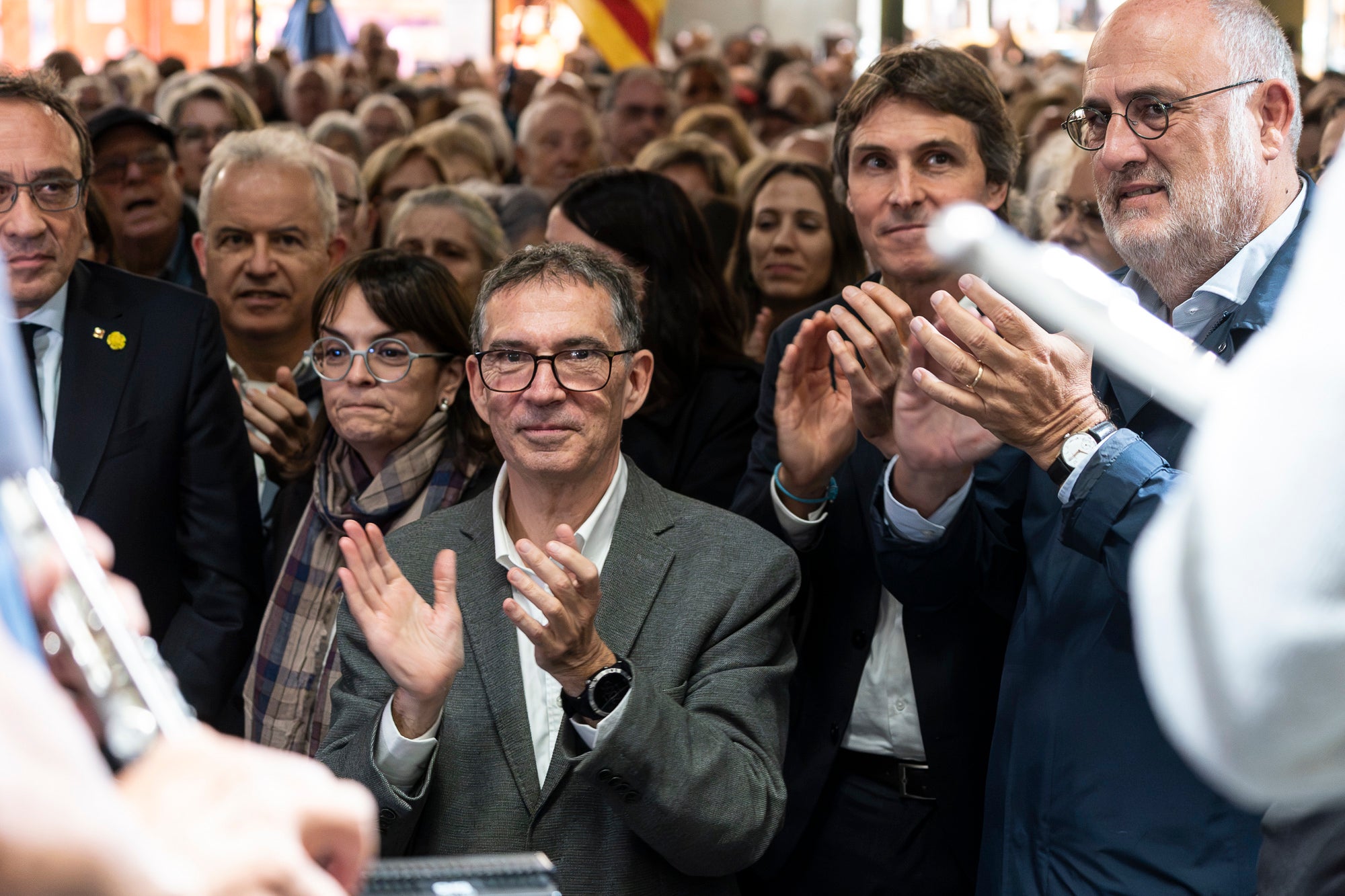 El raval de Montserrat de Terrassa es va omplir de gom a gom aquest dimecres al vespre, amb una jornada dels Cants de Llibertat especial i esperada, per la rebuda de l'exconseller Lluís Puig gairebé nou anys després del seu exili pel referèndum de l'1 d'Octubre. Sense ordre de detenció i a punt de ser amnistiat, un Puig emocionat estava acompanyat per la plana major de Junts per Catalunya, el dia abans d'ocupar per primer cop físicament el seu escó al Parlament. I també per tots aquells terrassencs i terrassenques que esperaven que tornés a casa, inclòs l'alcalde, Jordi Ballart. Fins i tot, el va sortir a saludar simbòlicament el seu capgròs de Festa Major | Mireia Comas
