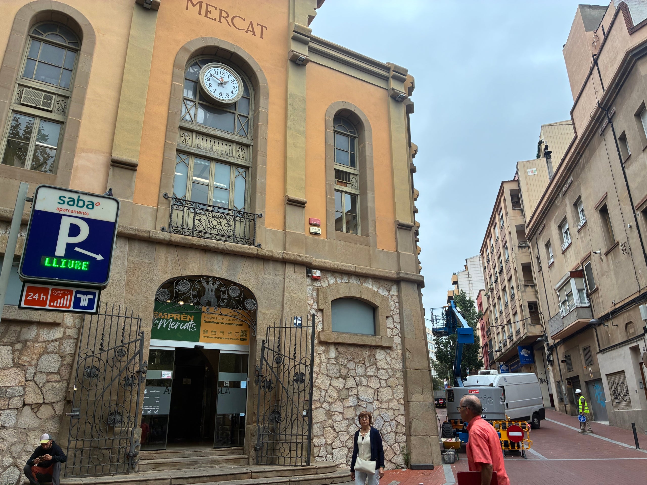 El rètol del pàrquing del Mercat-Ajuntament de Saba, indicant que hi ha places lliures per als vehicles | Vicenç Batalla