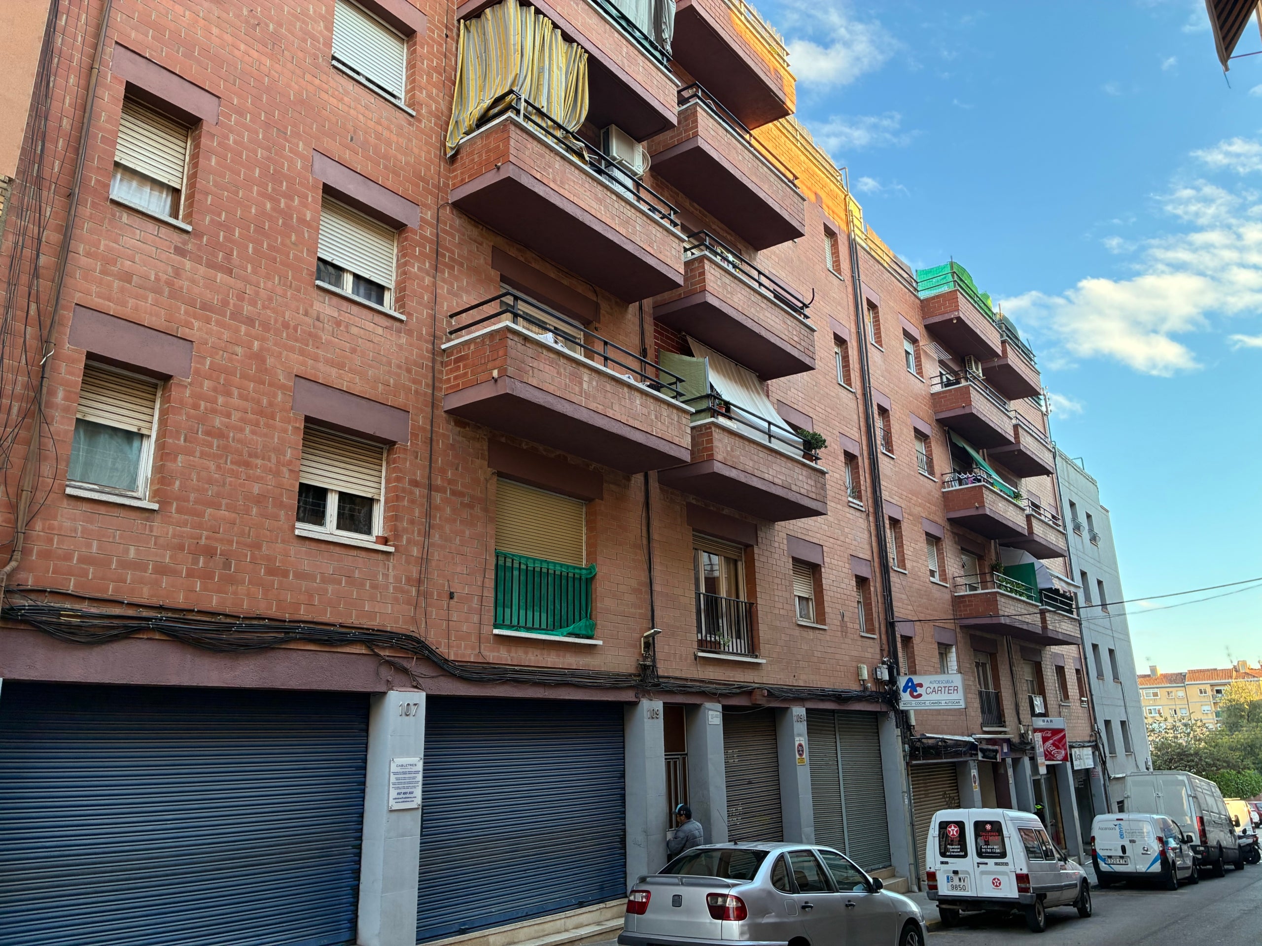 Els dos blocs de pisos del carrer de Pau Marsal 109 i 115 de Terrassa, que eren de protecció oficial i des de fa quatre anys són objecte de compravenda de les immobiliàries | Vicenç Batalla