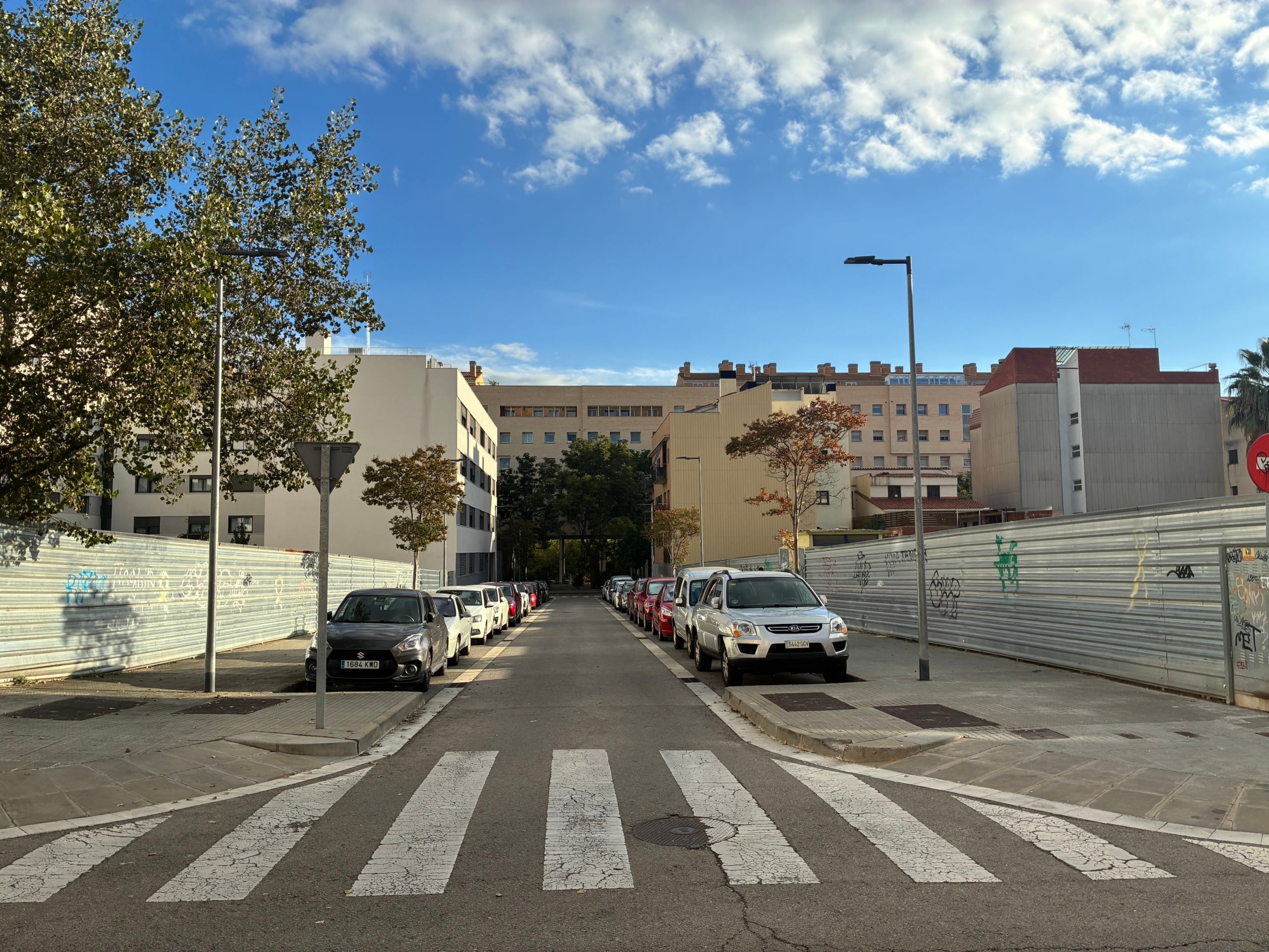 Els dos solars, a banda i banda del carrer de Lluís Puig i Matas, al barri del Torrent d'en Pere Parres de Terrassa, que l'equip de govern vol vendre i el PSC reclama per a habitatge social | Vicenç Batalla