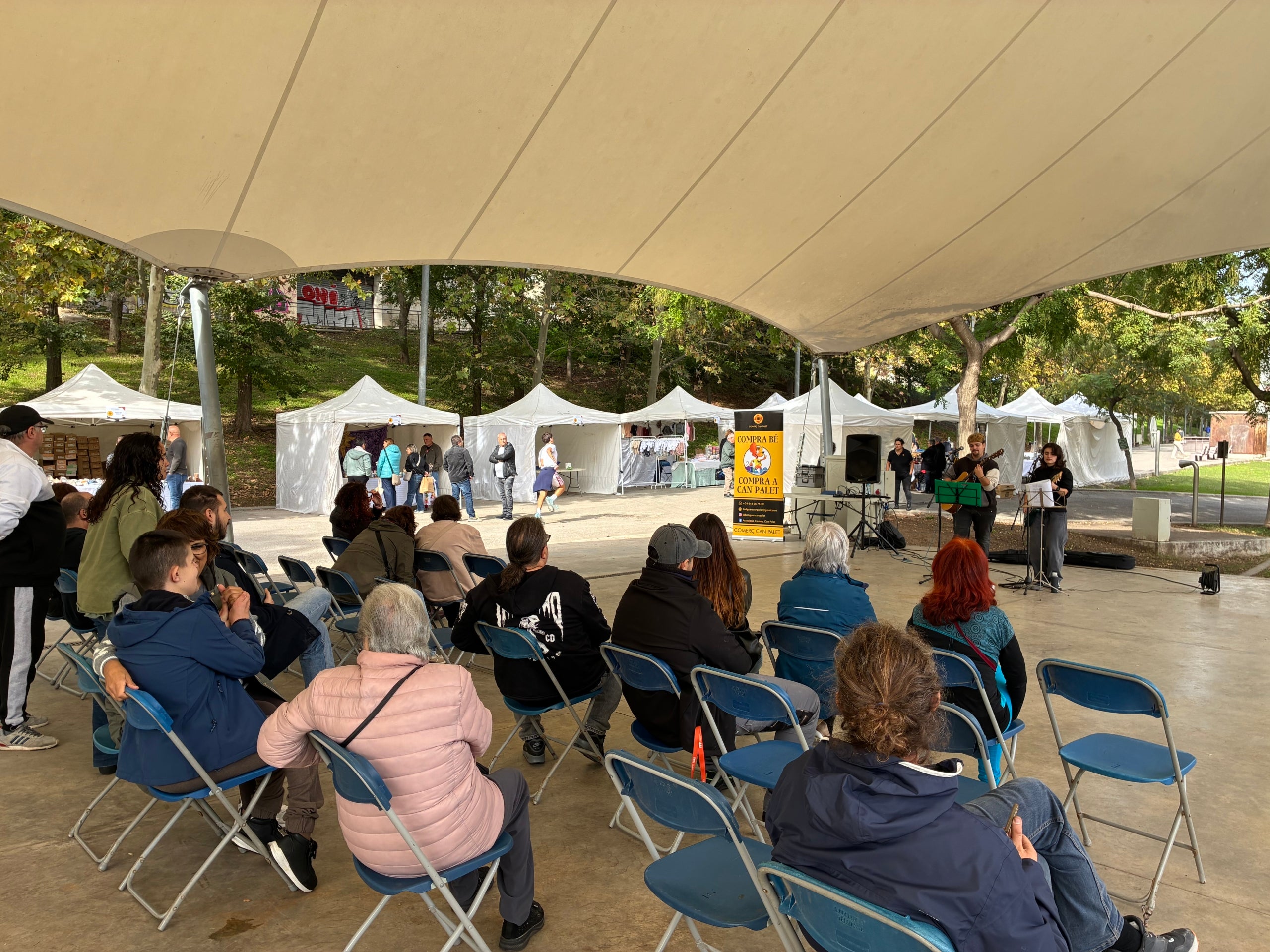 Ajornada a causa del temporal de fa tres setmanes, finalment aquest dissabte es va poder celebrar la primera Festa del Comerç de Can Palet a l'Espai Vela de Vallparadís, que voreja el barri. Aquest ajornament va poder permetre no obstant doblar el nombre de paradistes fins a una vintena, procedents del barri però també d'altres punts de la ciutat de Terrassa i, fins i tot, de fora. La jornada, amb la visita de l'alcalde, Jordi Ballart, va comptar amb tot d'animacions per part de l'escola Auró i musicals paral·leles, com l'actuació acústica del jove duo Anna i Alan, membres de la banda de punk-rock terrassenca Evadirse | Vicenç Batalla