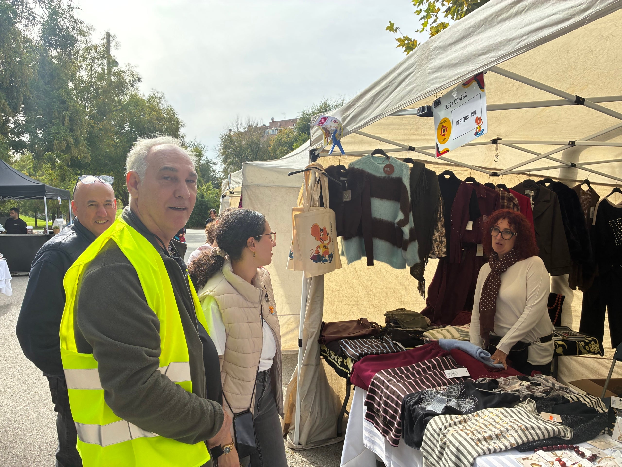 Ajornada a causa del temporal de fa tres setmanes, finalment aquest dissabte es va poder celebrar la primera Festa del Comerç de Can Palet a l'Espai Vela de Vallparadís, que voreja el barri. Aquest ajornament va poder permetre no obstant doblar el nombre de paradistes fins a una vintena, procedents del barri però també d'altres punts de la ciutat de Terrassa i, fins i tot, de fora. La jornada, amb la visita de l'alcalde, Jordi Ballart, va comptar amb tot d'animacions per part de l'escola Auró i musicals paral·leles, com l'actuació acústica del jove duo Anna i Alan, membres de la banda de punk-rock terrassenca Evadirse | Vicenç Batalla