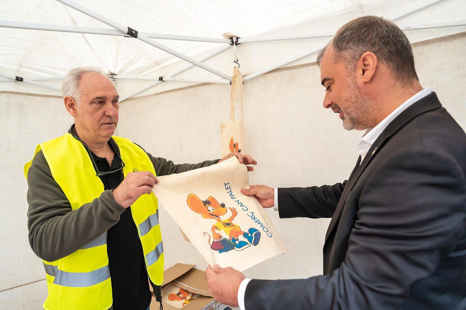 Ajornada a causa del temporal de fa tres setmanes, finalment aquest dissabte es va poder celebrar la primera Festa del Comerç de Can Palet a l'Espai Vela de Vallparadís, que voreja el barri. Aquest ajornament va poder permetre no obstant doblar el nombre de paradistes fins a una vintena, procedents del barri però també d'altres punts de la ciutat de Terrassa i, fins i tot, de fora. La jornada, amb la visita de l'alcalde, Jordi Ballart, va comptar amb tot d'animacions per part de l'escola Auró i musicals paral·leles, com l'actuació acústica del jove duo Anna i Alan, membres de la banda de punk-rock terrassenca Evadirse | Cedida
