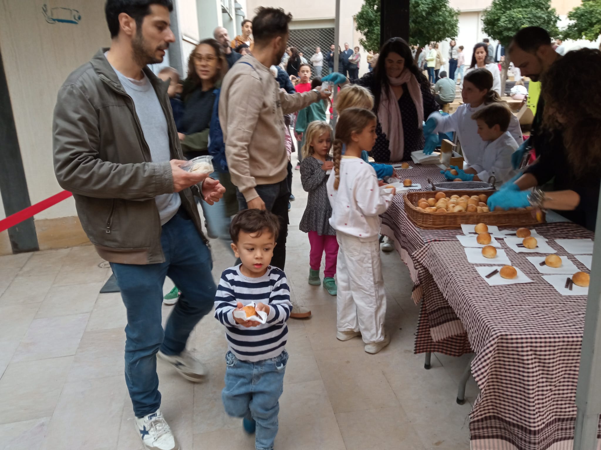 La plaça de la Torre del Palau va ser l'escenari de La V Gran Festa del Pa de Terrassa aquest dissabte a la tarda, amb un especial protagonisme aquesta vegada per als infants. Organitzada pel Col·lectiu de Flequers i Pastissers de Terrassa i Comarca i sota el lema ‘Fem pa amb els cinc sentits’ (la vista, el tacte, l’olfacte, l’oïda i el gust), entre altres activitats hi havia un taller adreçat als més menuts per conèixer l’origen i el procés d’elaboració d’aquest aliment bàsic. I, com a premi, un berenar de pa amb xocolata | Ramon Navarro