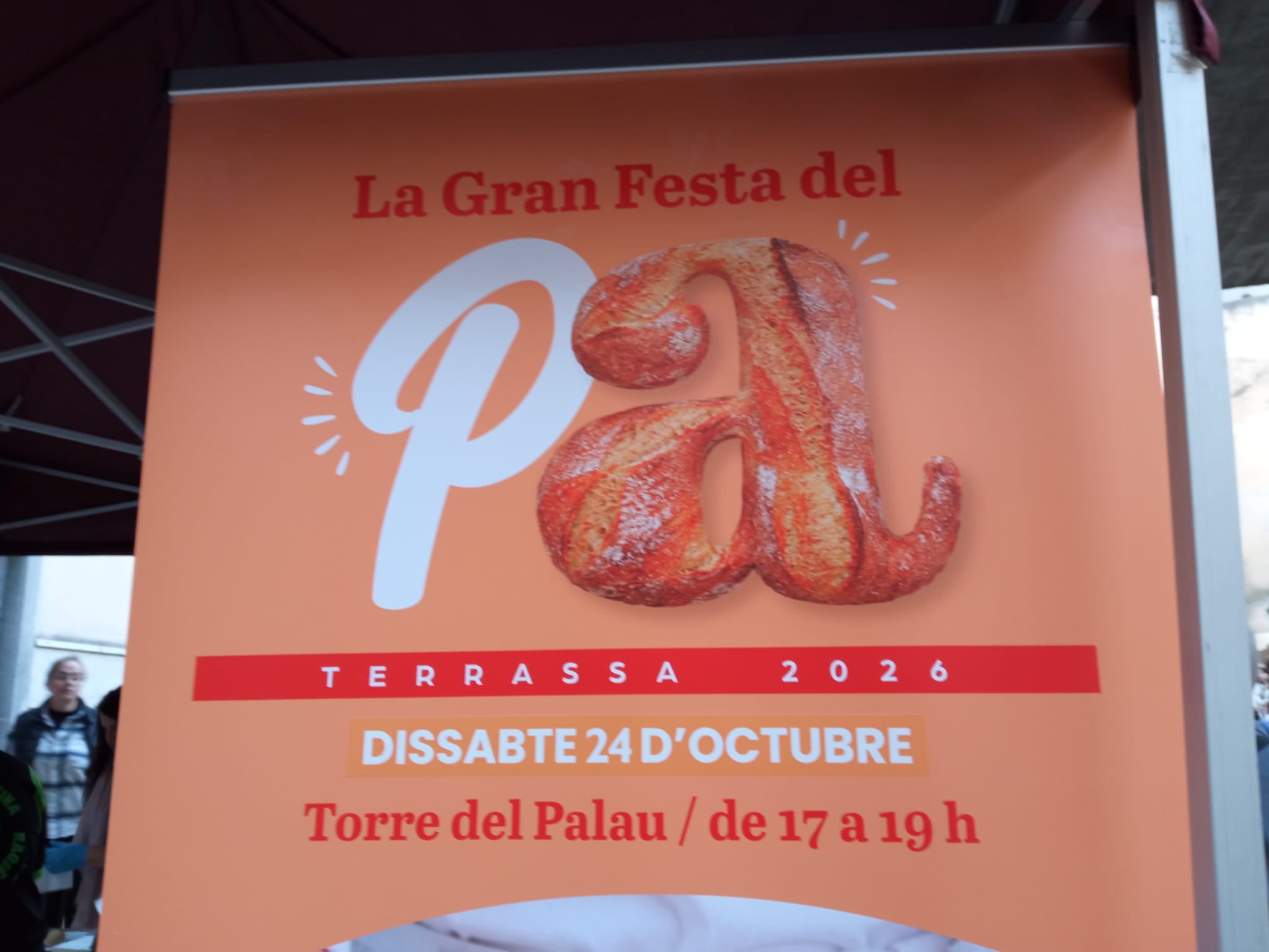 La plaça de la Torre del Palau va ser l'escenari de La V Gran Festa del Pa de Terrassa aquest dissabte a la tarda, amb un especial protagonisme aquesta vegada per als infants. Organitzada pel Col·lectiu de Flequers i Pastissers de Terrassa i Comarca i sota el lema ‘Fem pa amb els cinc sentits’ (la vista, el tacte, l’olfacte, l’oïda i el gust), entre altres activitats hi havia un taller adreçat als més menuts per conèixer l’origen i el procés d’elaboració d’aquest aliment bàsic. I, com a premi, un berenar de pa amb xocolata | Ramon Navarro