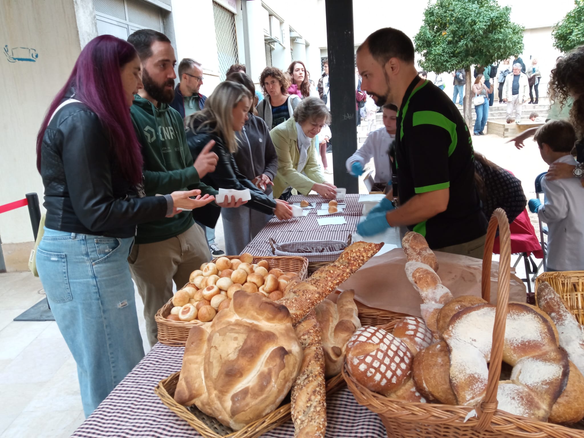 La plaça de la Torre del Palau va ser l'escenari de La V Gran Festa del Pa de Terrassa aquest dissabte a la tarda, amb un especial protagonisme aquesta vegada per als infants. Organitzada pel Col·lectiu de Flequers i Pastissers de Terrassa i Comarca i sota el lema ‘Fem pa amb els cinc sentits’ (la vista, el tacte, l’olfacte, l’oïda i el gust), entre altres activitats hi havia un taller adreçat als més menuts per conèixer l’origen i el procés d’elaboració d’aquest aliment bàsic. I, com a premi, un berenar de pa amb xocolata | Ramon Navarro