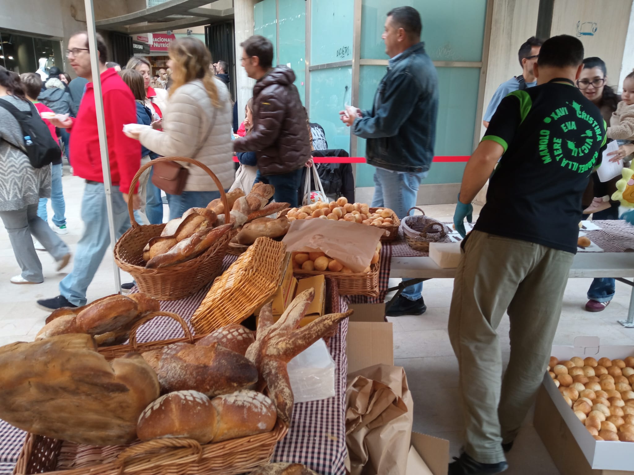 La plaça de la Torre del Palau va ser l'escenari de La V Gran Festa del Pa de Terrassa aquest dissabte a la tarda, amb un especial protagonisme aquesta vegada per als infants. Organitzada pel Col·lectiu de Flequers i Pastissers de Terrassa i Comarca i sota el lema ‘Fem pa amb els cinc sentits’ (la vista, el tacte, l’olfacte, l’oïda i el gust), entre altres activitats hi havia un taller adreçat als més menuts per conèixer l’origen i el procés d’elaboració d’aquest aliment bàsic. I, com a premi, un berenar de pa amb xocolata | Ramon Navarro