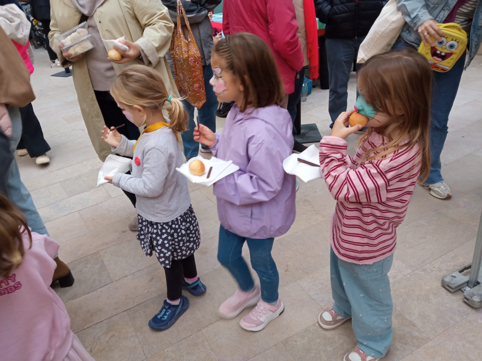 La plaça de la Torre del Palau va ser l'escenari de La V Gran Festa del Pa de Terrassa aquest dissabte a la tarda, amb un especial protagonisme aquesta vegada per als infants. Organitzada pel Col·lectiu de Flequers i Pastissers de Terrassa i Comarca i sota el lema ‘Fem pa amb els cinc sentits’ (la vista, el tacte, l’olfacte, l’oïda i el gust), entre altres activitats hi havia un taller adreçat als més menuts per conèixer l’origen i el procés d’elaboració d’aquest aliment bàsic. I, com a premi, un berenar de pa amb xocolata | Ramon Navarro