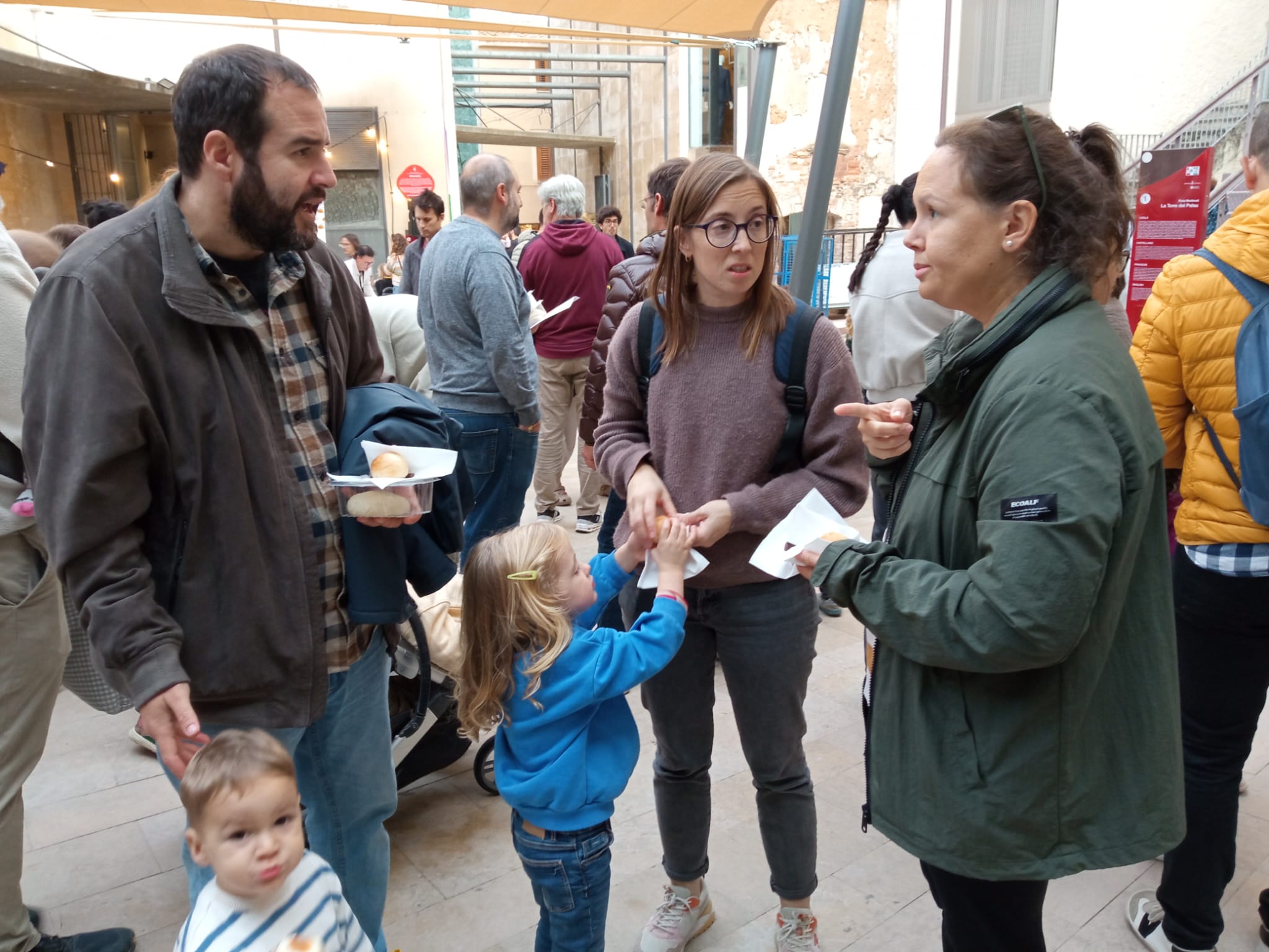 La plaça de la Torre del Palau va ser l'escenari de La V Gran Festa del Pa de Terrassa aquest dissabte a la tarda, amb un especial protagonisme aquesta vegada per als infants. Organitzada pel Col·lectiu de Flequers i Pastissers de Terrassa i Comarca i sota el lema ‘Fem pa amb els cinc sentits’ (la vista, el tacte, l’olfacte, l’oïda i el gust), entre altres activitats hi havia un taller adreçat als més menuts per conèixer l’origen i el procés d’elaboració d’aquest aliment bàsic. I, com a premi, un berenar de pa amb xocolata | Ramon Navarro