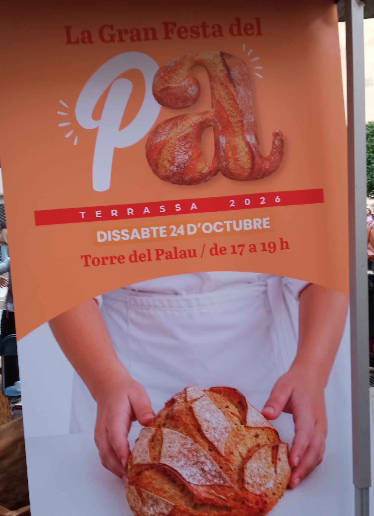 La plaça de la Torre del Palau va ser l'escenari de La V Gran Festa del Pa de Terrassa aquest dissabte a la tarda, amb un especial protagonisme aquesta vegada per als infants. Organitzada pel Col·lectiu de Flequers i Pastissers de Terrassa i Comarca i sota el lema ‘Fem pa amb els cinc sentits’ (la vista, el tacte, l’olfacte, l’oïda i el gust), entre altres activitats hi havia un taller adreçat als més menuts per conèixer l’origen i el procés d’elaboració d’aquest aliment bàsic. I, com a premi, un berenar de pa amb xocolata | Ramon Navarro
