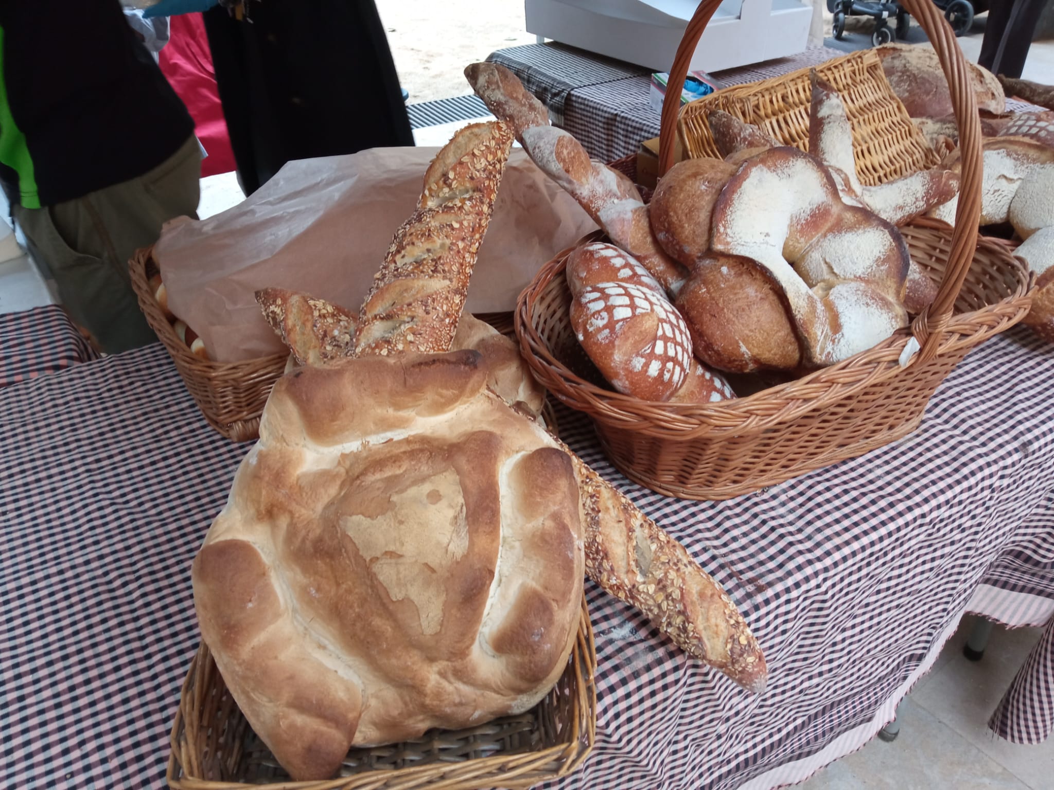 La plaça de la Torre del Palau va ser l'escenari de La V Gran Festa del Pa de Terrassa aquest dissabte a la tarda, amb un especial protagonisme aquesta vegada per als infants. Organitzada pel Col·lectiu de Flequers i Pastissers de Terrassa i Comarca i sota el lema ‘Fem pa amb els cinc sentits’ (la vista, el tacte, l’olfacte, l’oïda i el gust), entre altres activitats hi havia un taller adreçat als més menuts per conèixer l’origen i el procés d’elaboració d’aquest aliment bàsic. I, com a premi, un berenar de pa amb xocolata | Ramon Navarro