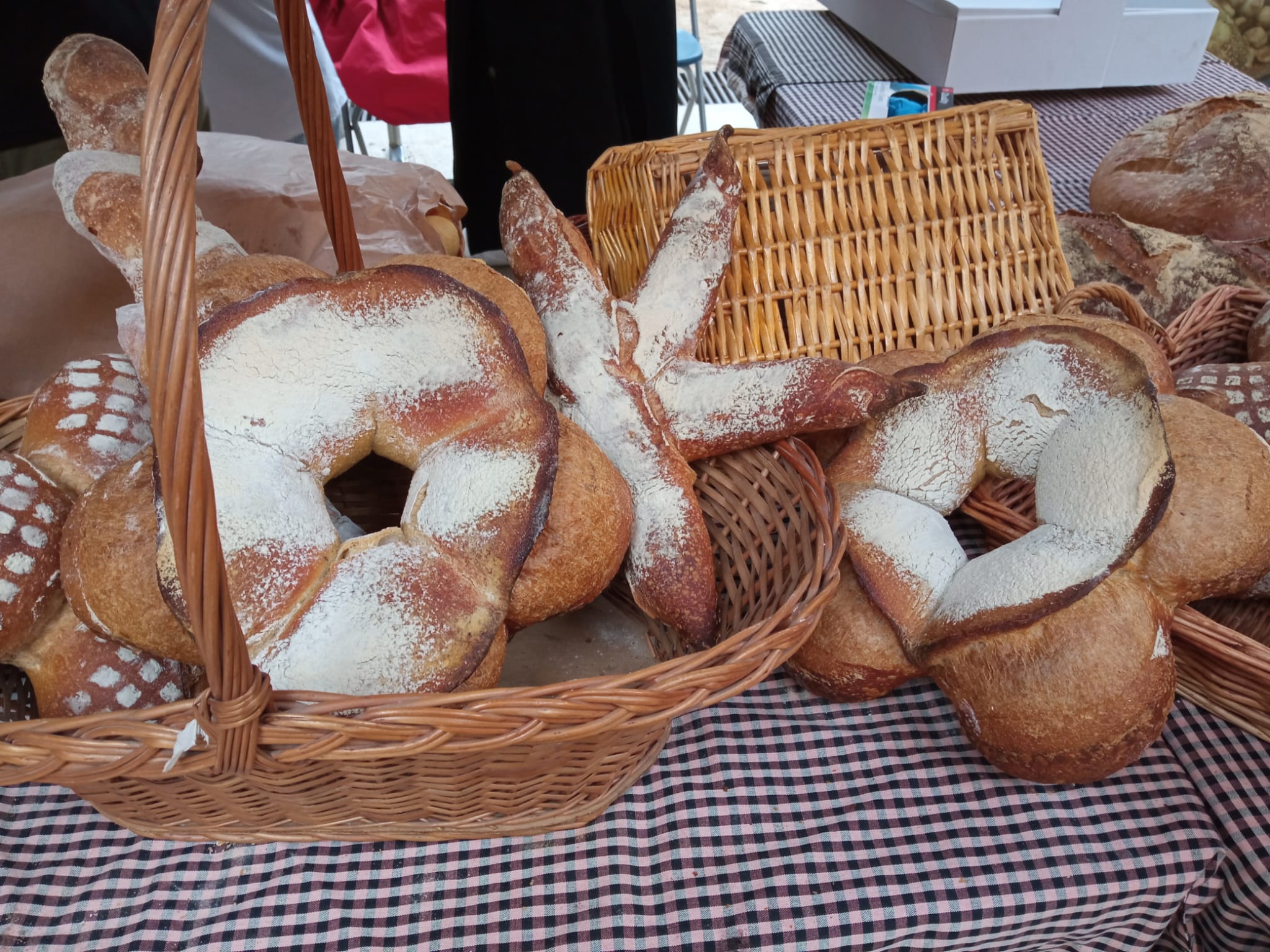 La plaça de la Torre del Palau va ser l'escenari de La V Gran Festa del Pa de Terrassa aquest dissabte a la tarda, amb un especial protagonisme aquesta vegada per als infants. Organitzada pel Col·lectiu de Flequers i Pastissers de Terrassa i Comarca i sota el lema ‘Fem pa amb els cinc sentits’ (la vista, el tacte, l’olfacte, l’oïda i el gust), entre altres activitats hi havia un taller adreçat als més menuts per conèixer l’origen i el procés d’elaboració d’aquest aliment bàsic. I, com a premi, un berenar de pa amb xocolata | Ramon Navarro
