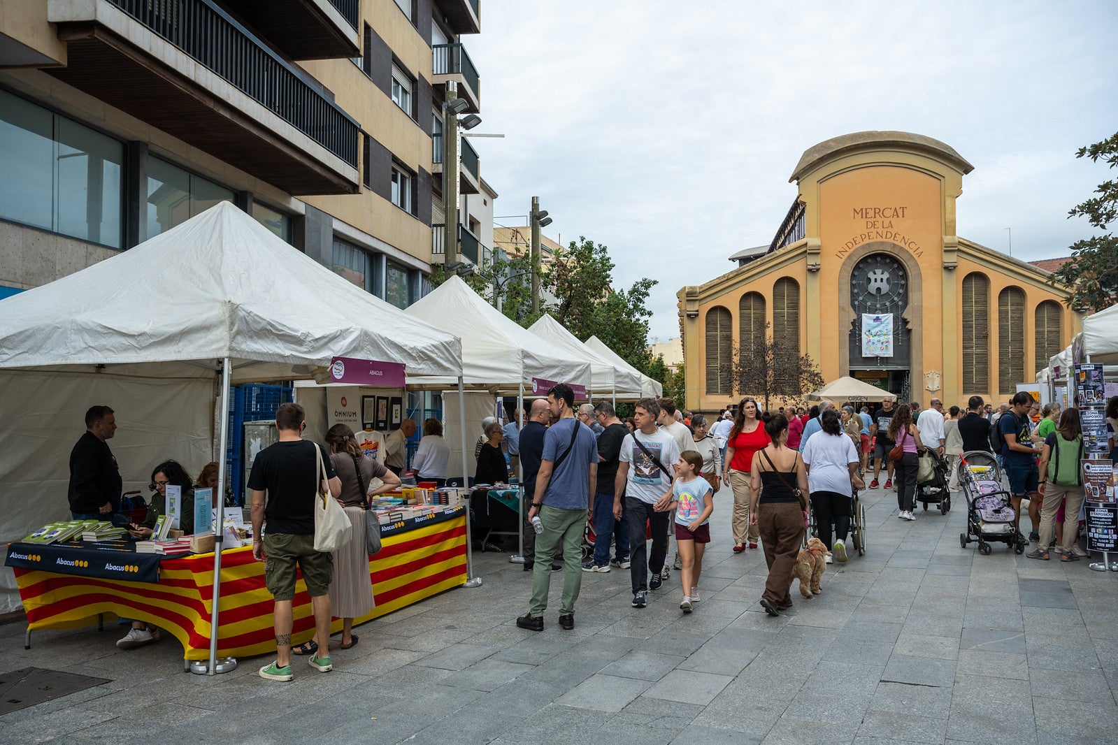La Fira del Llibre en Català a Terrassa aquest dissabte al raval de Montserrat, organitzada per Consell Local de la República, va tenir dues parts de la jornada completament diferents. Una primera al matí, amb sol, en la qual la trentena de paradistes, amb dues llibreries de la Franja d’Aragó, van comptar amb una animada presència de visitants. I, una segona, a la tarda, en què van haver de plegar a causa de la forta pluja. Malgrat tot, es va poder celebrar a l'atri de l'Ajuntament un dels debats previstos, amb el periodista Xavi Coral fent de moderador i parlant amb els llibreters Àlvar Masllorens i Olga Federico de Professionalitat versus algoritme i les seves particulars comunitats lectores | Gemma Miralda
