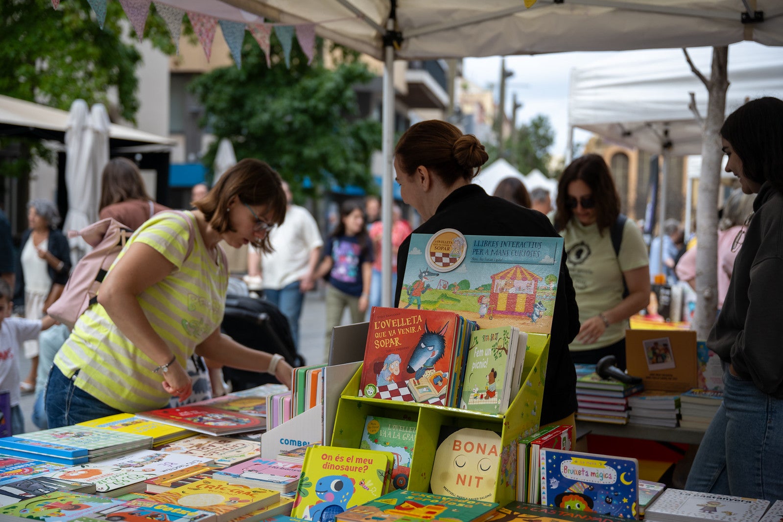 La Fira del Llibre en Català a Terrassa aquest dissabte al raval de Montserrat, organitzada per Consell Local de la República, va tenir dues parts de la jornada completament diferents. Una primera al matí, amb sol, en la qual la trentena de paradistes, amb dues llibreries de la Franja d’Aragó, van comptar amb una animada presència de visitants. I, una segona, a la tarda, en què van haver de plegar a causa de la forta pluja. Malgrat tot, es va poder celebrar a l'atri de l'Ajuntament un dels debats previstos, amb el periodista Xavi Coral fent de moderador i parlant amb els llibreters Àlvar Masllorens i Olga Federico de Professionalitat versus algoritme i les seves particulars comunitats lectores | Gemma Miralda