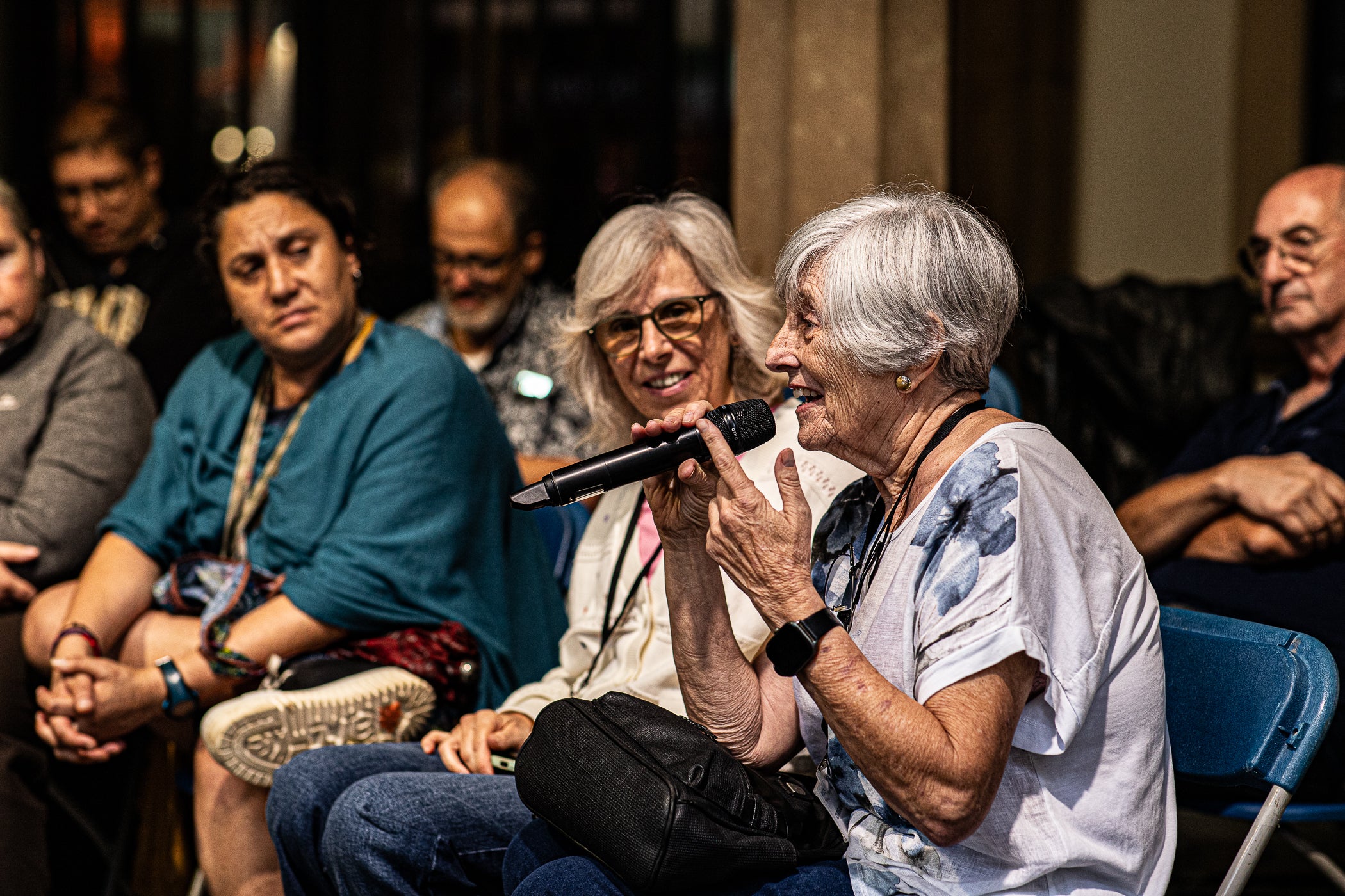 La Fira del Llibre en Català a Terrassa aquest dissabte al raval de Montserrat, organitzada per Consell Local de la República, va tenir dues parts de la jornada completament difere La Fira del Llibre en Català a Terrassa aquest dissabte al raval de Montserrat, organitzada per Consell Local de la República, va tenir dues parts de la jornada completament diferents. Una primera al matí, amb sol, en la qual la trentena de paradistes, amb dues llibreries de la Franja d’Aragó, van comptar amb una animada presència de visitants. I, una segona, a la tarda, en què van haver de plegar a causa de la forta pluja. Malgrat tot, es va poder celebrar a l'atri de l'Ajuntament un dels debats previstos, amb el periodista Xavi Coral fent de moderador i parlant amb els llibreters Àlvar Masllorens i Olga Federico de Professionalitat versus algoritme i les seves particulars comunitats lectores | Javi González