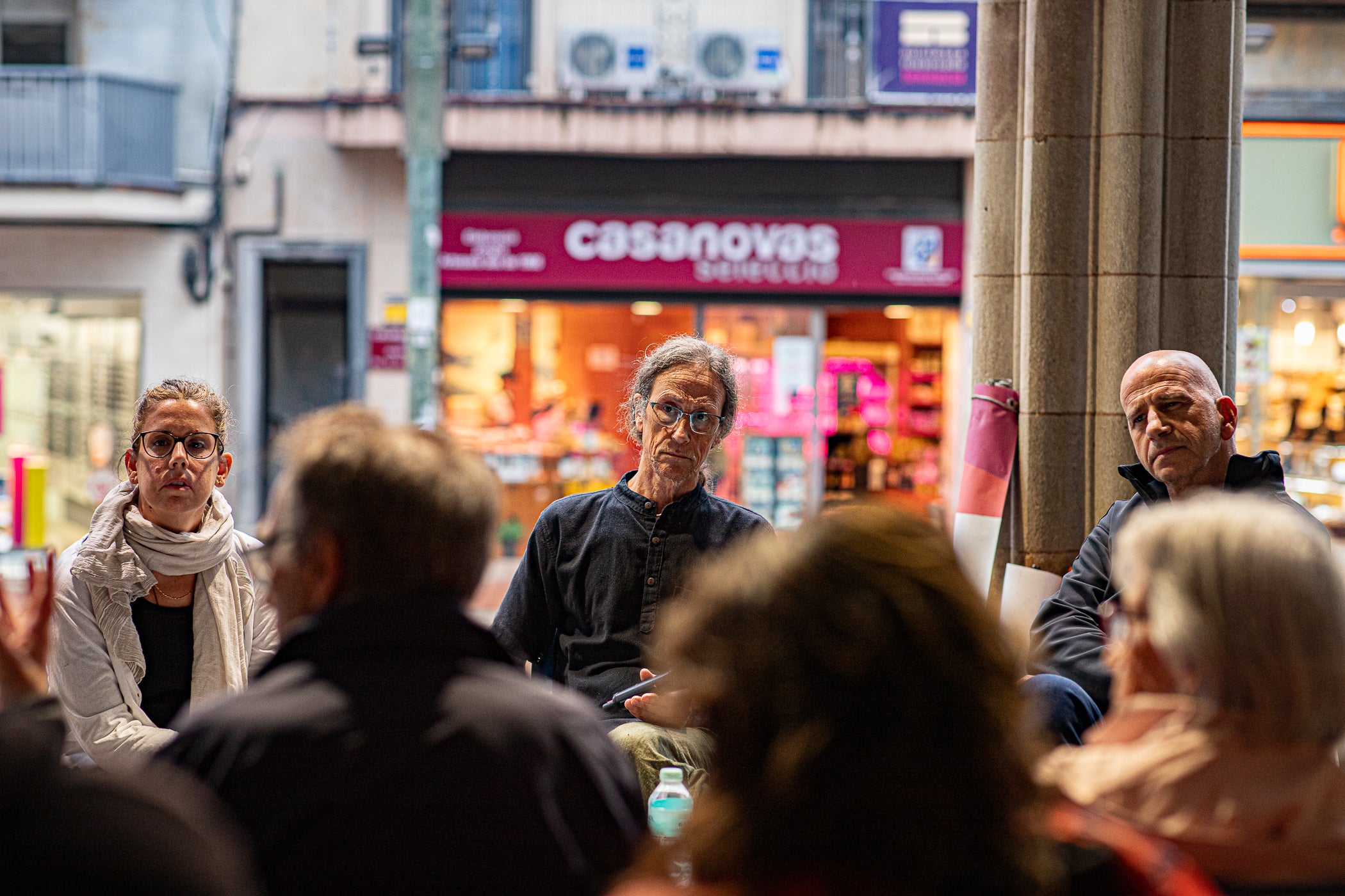 La Fira del Llibre en Català a Terrassa aquest dissabte al raval de Montserrat, organitzada per Consell Local de la República, va tenir dues parts de la jornada completament diferents. Una primera al matí, amb sol, en la qual la trentena de paradistes, amb dues llibreries de la Franja d’Aragó, van comptar amb una animada presència de visitants. I, una segona, a la tarda, en què van haver de plegar a causa de la forta pluja. Malgrat tot, es va poder celebrar a l'atri de l'Ajuntament un dels debats previstos, amb el periodista Xavi Coral fent de moderador i p La Fira del Llibre en Català a Terrassa aquest dissabte al raval de Montserrat, organitzada per Consell Local de la República, va tenir dues parts de la jornada completament diferents. Una primera al matí, amb sol, en la qual la trentena de paradistes, amb dues llibreries de la Franja d’Aragó, van comptar amb una animada presència de visitants. I, una segona, a la tarda, en què van haver de plegar a causa de la forta pluja. Malgrat tot, es va poder celebrar a l'atri de l'Ajuntament un dels debats previstos, amb el periodista Xavi Coral fent de moderador i parlant amb els llibreters Àlvar Masllorens i Olga Federico de Professionalitat versus algoritme i les seves particulars comunitats lectores | Javi González