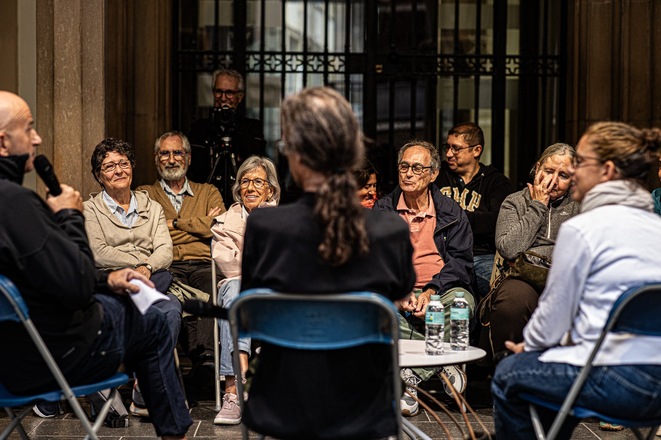 La Fira del Llibre en Català a Terrassa aquest dissabte al raval de Montserrat, organitzada per Consell Local de la República, va tenir dues parts de la jornada completament diferents. Una primera al matí, amb sol, en la qual la trentena de paradistes, amb dues llibreries de la Franja d’Aragó, van comptar amb una animada presència de visitants. I, una segona, a la tarda, en què van haver de plegar a causa de la forta pluja. Malgrat tot, es va poder celebrar a l'atri de l'Ajuntament un dels debats previstos, amb el periodista Xavi Coral fent de moderador i parlant amb els llibreters Àlvar Masllorens i Olga Federico de Professionalitat versus algoritme i les seves particulars comunitats lectores | Javi González