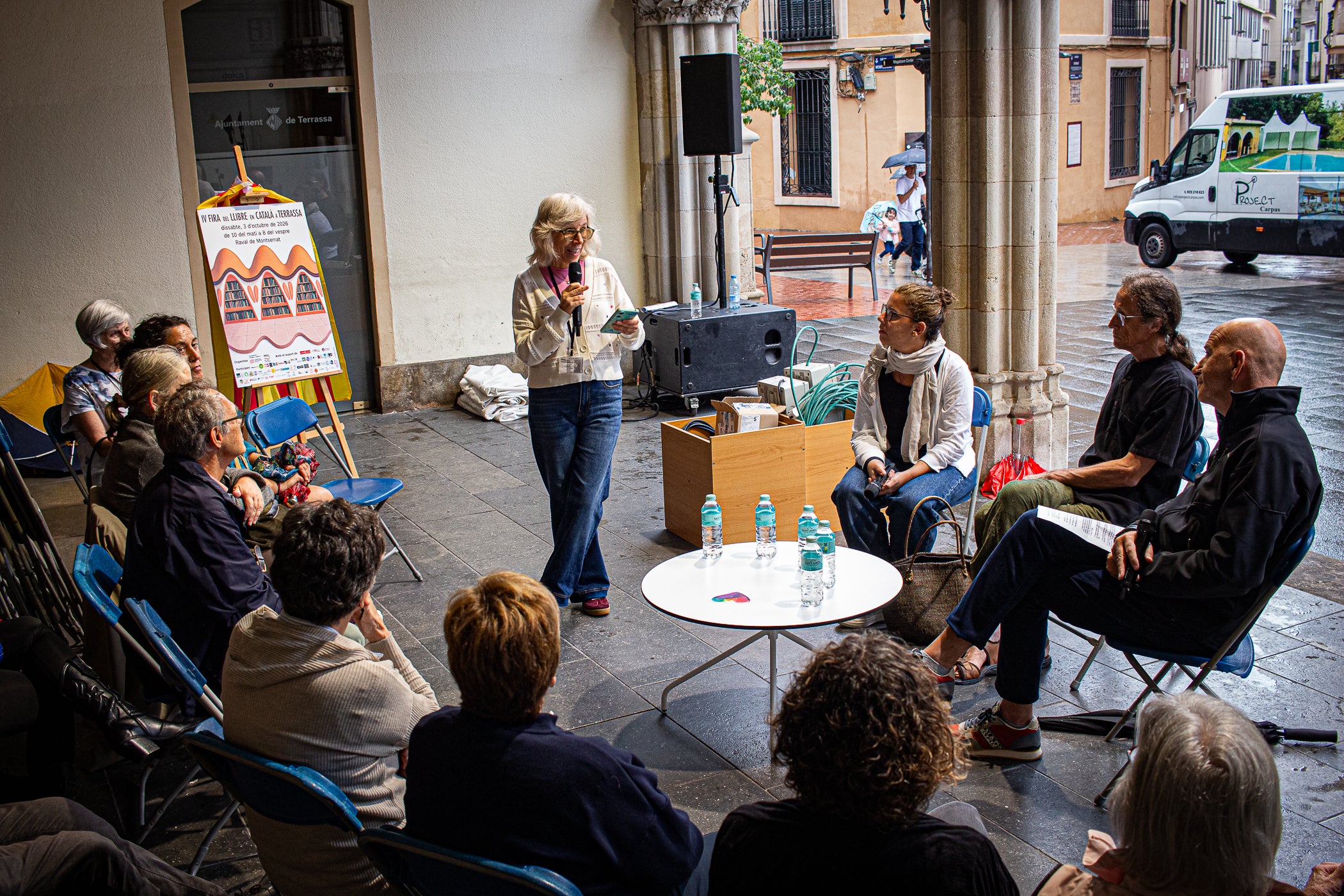 La Fira del Llibre en Català a Terrassa aquest dissabte al raval de Montserrat, organitzada per Consell Local de la República, va tenir dues parts de la jornada completament diferents. Una primera al matí, amb sol, en la qual la trentena de paradistes, amb dues llibreries de la Franja d’Aragó, van comptar amb una animada presència de visitants. I, una segona, a la tarda, en què van haver de plegar a causa de la forta pluja. Malgrat tot, es va poder celebrar a l'atri de l'Ajuntament un dels debats previstos, amb el periodista Xavi Coral fent de moderador i parlant amb els llibreters Àlvar Masllorens i Olga Federico de Professionalitat versus algoritme i les seves particulars comunitats lectores | Javi González