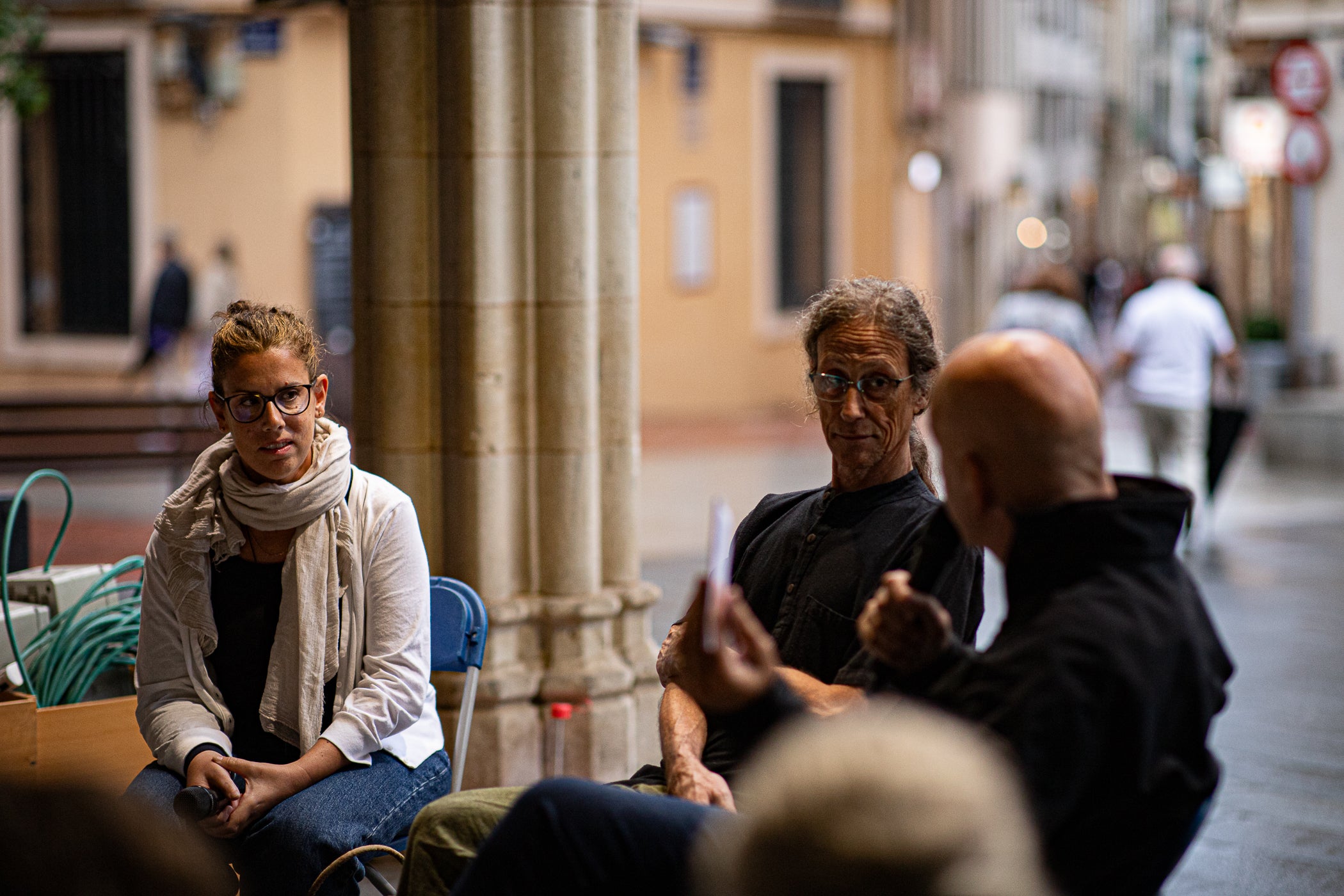 La Fira del Llibre en Català a Terrassa aquest dissabte al raval de Montserrat, organitzada per Consell Local de la República, va tenir dues parts de la jornada completament diferents. Una primera al matí, amb sol, en la qual la trentena de paradistes, amb dues llibreries de la Franja d’Aragó, van comptar amb una animada presència de visitants. I, una segona, a la tarda, en què van haver de plegar a causa de la forta pluja. Malgrat tot, es va poder celebrar a l'atri de l'Ajuntament un dels debats previstos, amb el periodista Xavi Coral fent de moderador i parlant amb els llibreters Àlvar Masllorens i Olga Federico de Professionalitat versus algoritme i les seves particulars comunitats lectores | Javi González