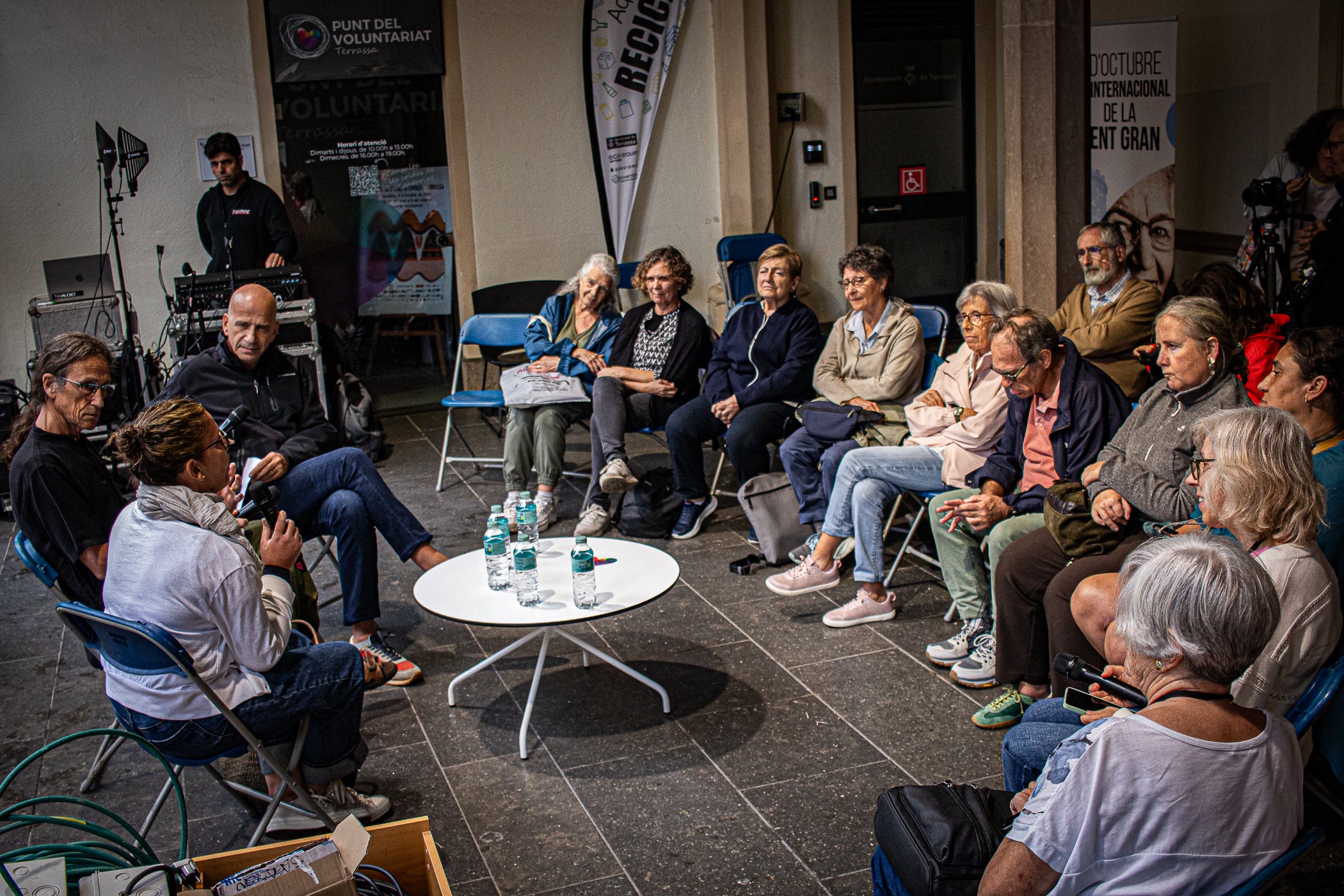 La Fira del Llibre en Català a Terrassa aquest dissabte al raval de Montserrat, organitzada per Consell Local de la República, va tenir dues parts de la jornada completament diferents. Una primera al matí, amb sol, en la qual la trentena de paradistes, amb dues llibreries de la Franja d’Aragó, van comptar amb una animada presència de visitants. I, una segona, a la tarda, en què van haver de plegar a causa de la forta pluja. Malgrat tot, es va poder celebrar a l'atri de l'Ajuntament un dels debats previstos, amb el periodista Xavi Coral fent de moderador i parlant amb els llibreters Àlvar Masllorens i Olga Federico de Professionalitat versus algoritme i les seves particulars comunitats lectores | Javi González