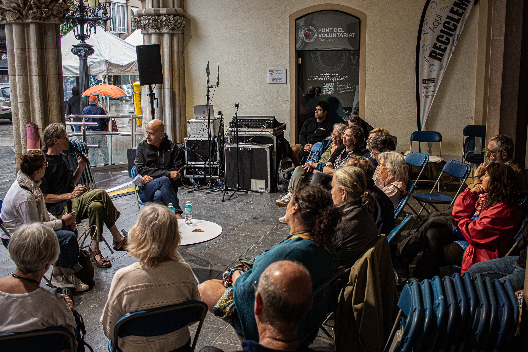 La Fira del Llibre en Català a Terrassa aquest dissabte al raval de Montserrat, organitzada per Consell Local de la República, va tenir dues parts de la jornada completament diferents. Una primera al matí, amb sol, en la qual la trentena de paradistes, amb dues llibreries de la Franja d’Aragó, van comptar amb una animada presència de visitants. I, una segona, a la tarda, en què van haver de plegar a causa de la forta pluja. Malgrat tot, es va poder celebrar a l'atri de l'Ajuntament un dels debats previstos, amb el periodista Xavi Coral fent de moderador i parlant amb els llibreters Àlvar Masllorens i Olga Federico de Professionalitat versus algoritme i les seves particulars comunitats lectores | Javi González