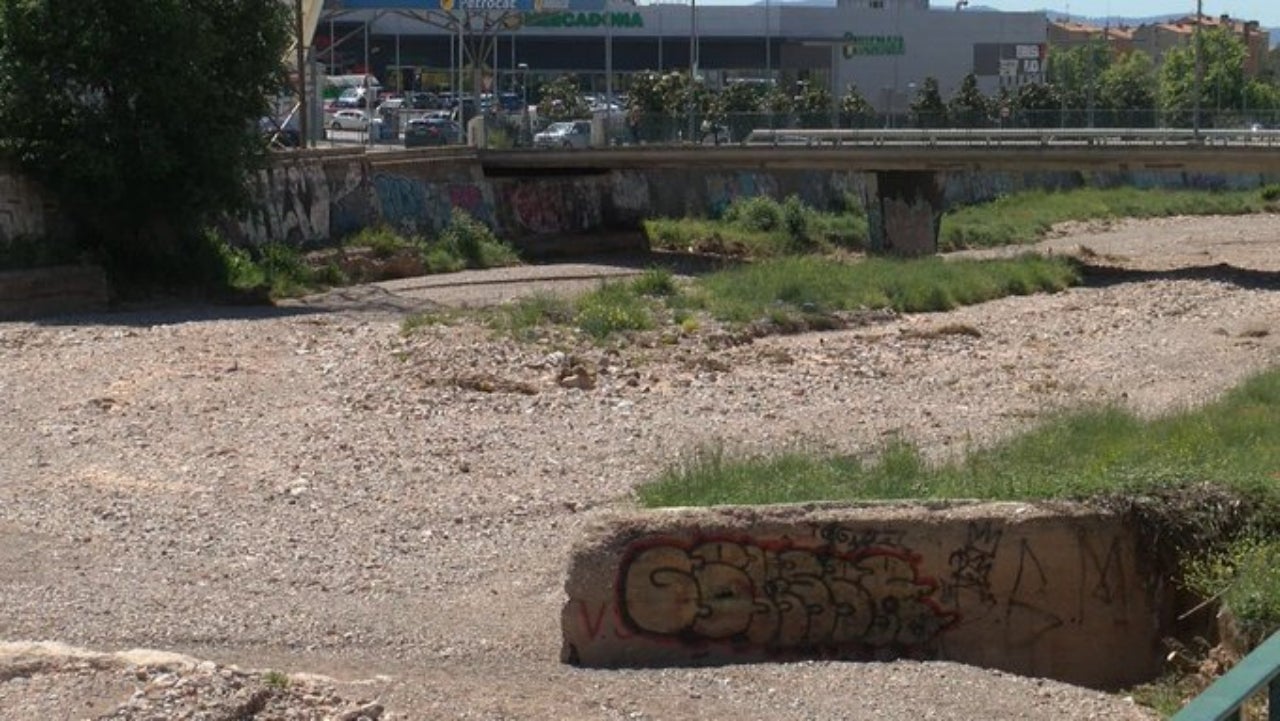 Tram afectat per l'esvoranc en el mur de contenció de la riera | G.E.