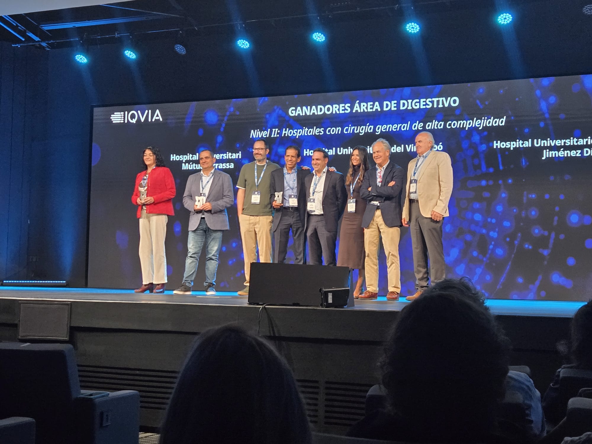 Representants de MútuaTerrassa recollint un dels reconeixements rebuts en els premis IQVIA TOP20 | MútuaTerrassa