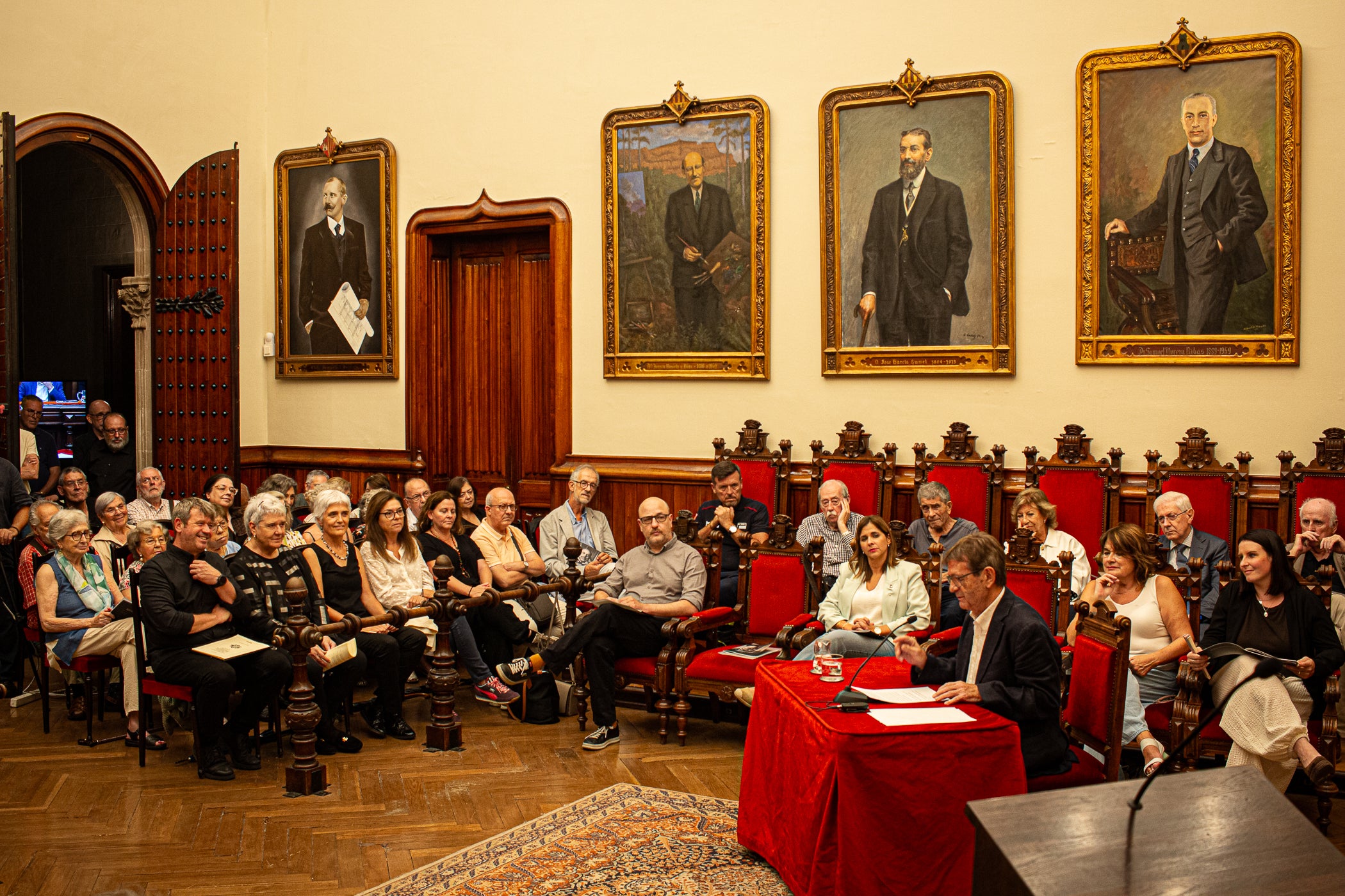 El Saló de Sessions de l'Ajuntament de Terrassa va acollir l'acte de lliurament de la Medalla d'Honor de la Ciutat de Terrassa, a títol pòstum, a Joan Casals i Clotet. L'entrega del guardó, presidida per l'alcalde de Terrassa, Jordi Ballart; reconeix els mèrits de Casals 'per la seva excepcional aportació a la música i a la pedagogia i per la seva vinculació amb Terrassa'. L'expresident del Cor Montserrat, Jaume Puig i Ustrell, va ser l'encarregat de fer la glossa de la figura de Joan Casals i Clotet. Un cop finalitzat els parlaments, el Cor Montserrat va interpretar la cançó 'La Mort de l'Escolà' d'Antoni Nicolau amb text de Jacint Verdaguer | Javi González