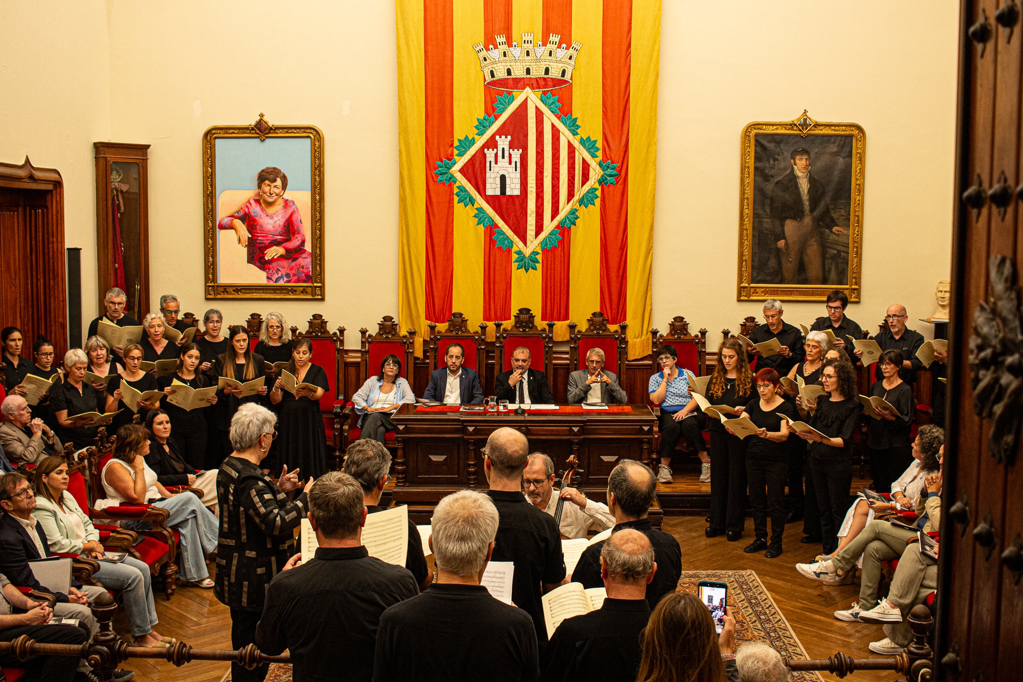 El Saló de Sessions de l'Ajuntament de Terrassa va acollir l'acte de lliurament de la Medalla d'Honor de la Ciutat de Terrassa, a títol pòstum, a Joan Casals i Clotet. L'entrega del guardó, presidida per l'alcalde de Terrassa, Jordi Ballart; reconeix els mèrits de Casals 'per la seva excepcional aportació a la música i a la pedagogia i per la seva vinculació amb Terrassa'. L'expresident del Cor Montserrat, Jaume Puig i Ustrell, va ser l'encarregat de fer la glossa de la figura de Joan Casals i Clotet. Un cop finalitzat els parlaments, el Cor Montserrat va interpretar la cançó 'La Mort de l'Escolà' d'Antoni Nicolau amb text de Jacint Verdaguer | Javi González