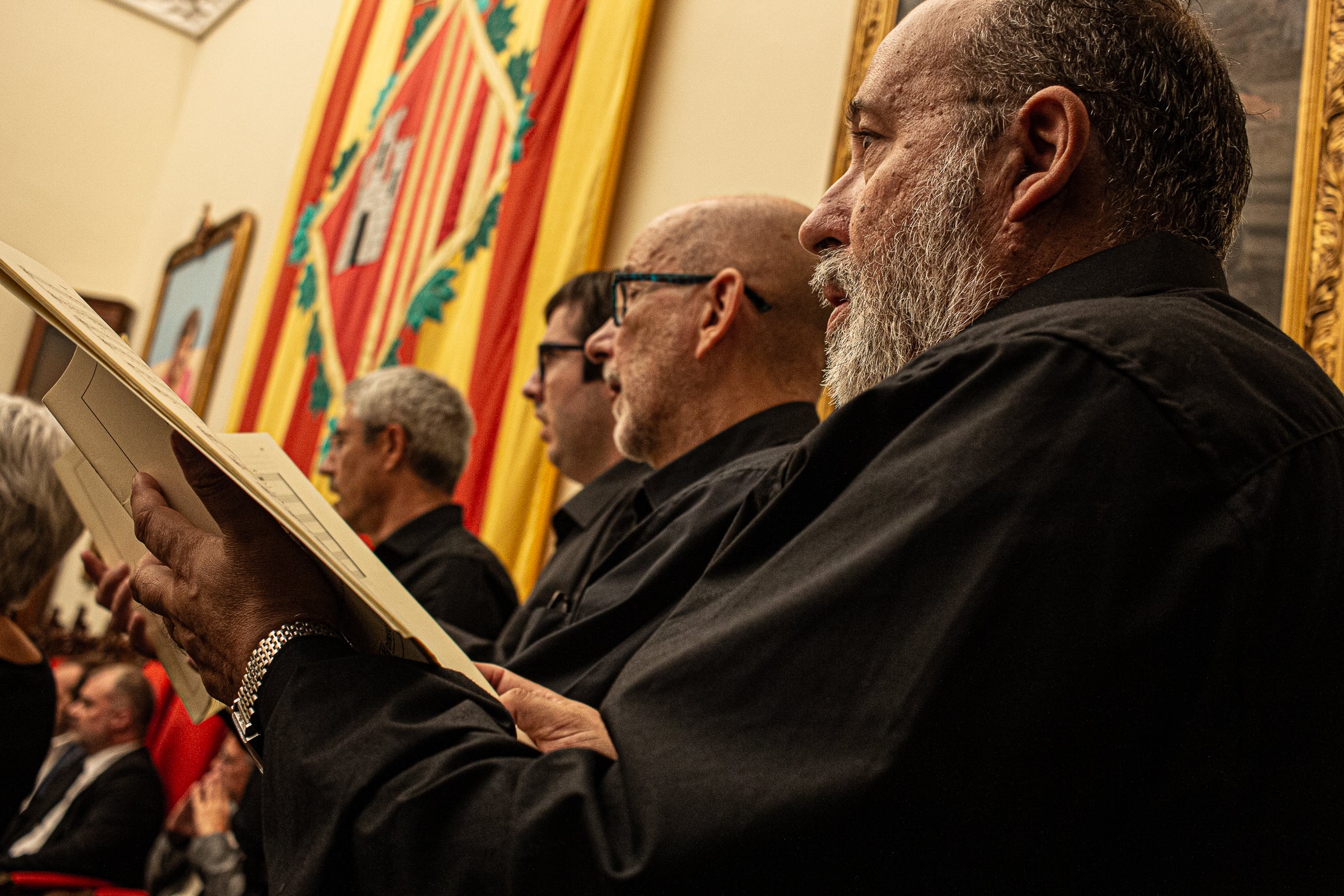 El Saló de Sessions de l'Ajuntament de Terrassa va acollir l'acte de lliurament de la Medalla d'Honor de la Ciutat de Terrassa, a títol pòstum, a Joan Casals i Clotet. L'entrega del guardó, presidida per l'alcalde de Terrassa, Jordi Ballart; reconeix els mèrits de Casals 'per la seva excepcional aportació a la música i a la pedagogia i per la seva vinculació amb Terrassa'. L'expresident del Cor Montserrat, Jaume Puig i Ustrell, va ser l'encarregat de fer la glossa de la figura de Joan Casals i Clotet. Un cop finalitzat els parlaments, el Cor Montserrat va interpretar la cançó 'La Mort de l'Escolà' d'Antoni Nicolau amb text de Jacint Verdaguer | Javi González
