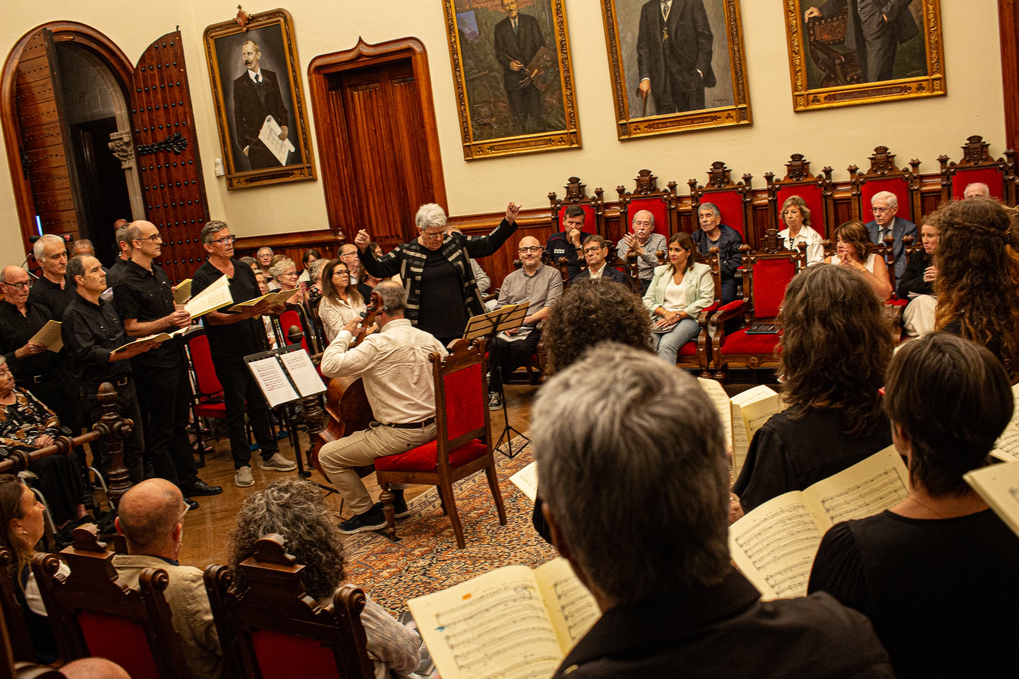 El Saló de Sessions de l'Ajuntament de Terrassa va acollir l'acte de lliurament de la Medalla d'Honor de la Ciutat de Terrassa, a títol pòstum, a Joan Casals i Clotet. L'entrega del guardó, presidida per l'alcalde de Terrassa, Jordi Ballart; reconeix els mèrits de Casals 'per la seva excepcional aportació a la música i a la pedagogia i per la seva vinculació amb Terrassa'. L'expresident del Cor Montserrat, Jaume Puig i Ustrell, va ser l'encarregat de fer la glossa de la figura de Joan Casals i Clotet. Un cop finalitzat els parlaments, el Cor Montserrat va interpretar la cançó 'La Mort de l'Escolà' d'Antoni Nicolau amb text de Jacint Verdaguer | Javi González