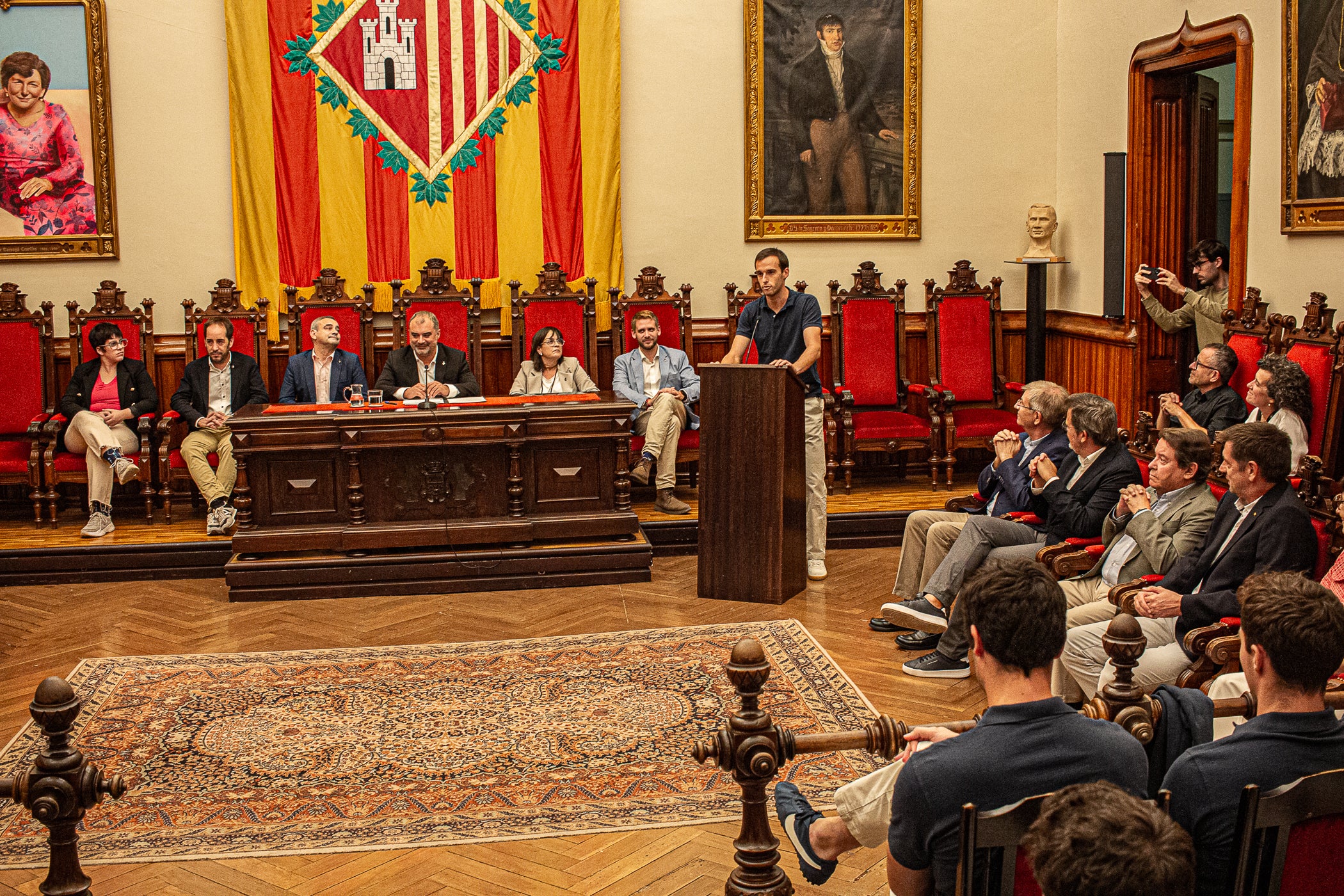 El saló de Plens ha acollit aquest dimarts la recepció institucional als subcampions del món terrassencs d’hoquei i parahoquei amb la selecció espanyola. L’alcalde Jordi Ballart ha donat la benvinguda als esportistes i, posteriorment, han tingut lloc els parlaments institucionals, a càrrec del president de la Federació Espanyola de Hockey, Santiago Deó; del jugador de la selecció espanyola de hockey plus, Alex Lachica; i del jugador de la selecció espanyola absoluta masculina de hockey, Marc Miralles.