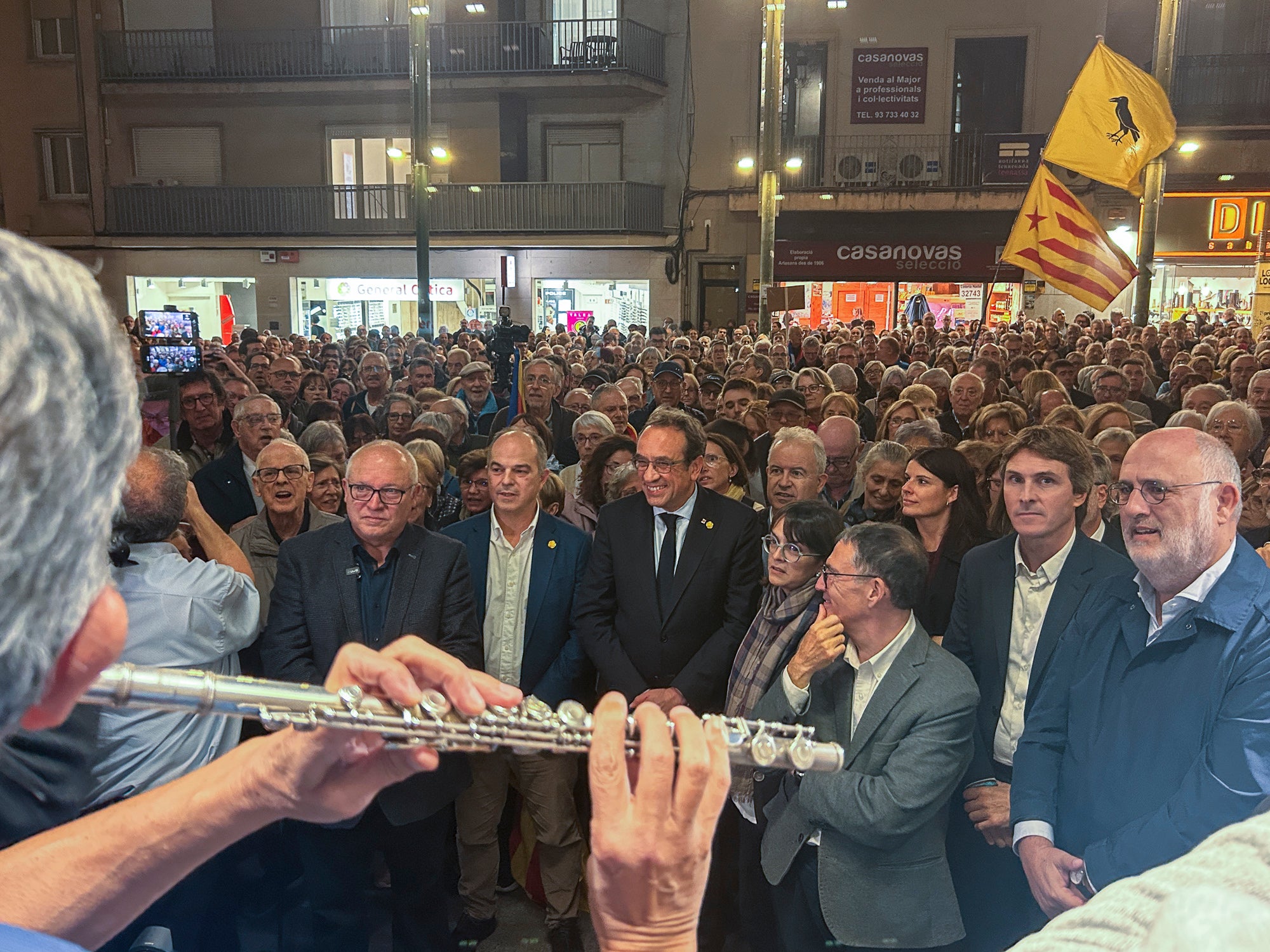 El raval de Montserrat de Terrassa es va omplir de gom a gom aquest dimecres al vespre, amb una jornada dels Cants de Llibertat especial i esperada, per la rebuda de l'exconseller Lluís Puig gairebé nou anys després del seu exili pel referèndum de l'1 d'Octubre. Sense ordre de detenció i a punt de ser amnistiat, un Puig emocionat estava acompanyat per la plana major de Junts per Catalunya, el dia abans d'ocupar per primer cop físicament el seu escó al Parlament. I també per tots aquells terrassencs i terrassenques que esperaven que tornés a casa, inclòs l'alcalde, Jordi Ballart. Fins i tot, el va sortir a saludar simbòlicament el seu capgròs de Festa Major | Mireia Comas
