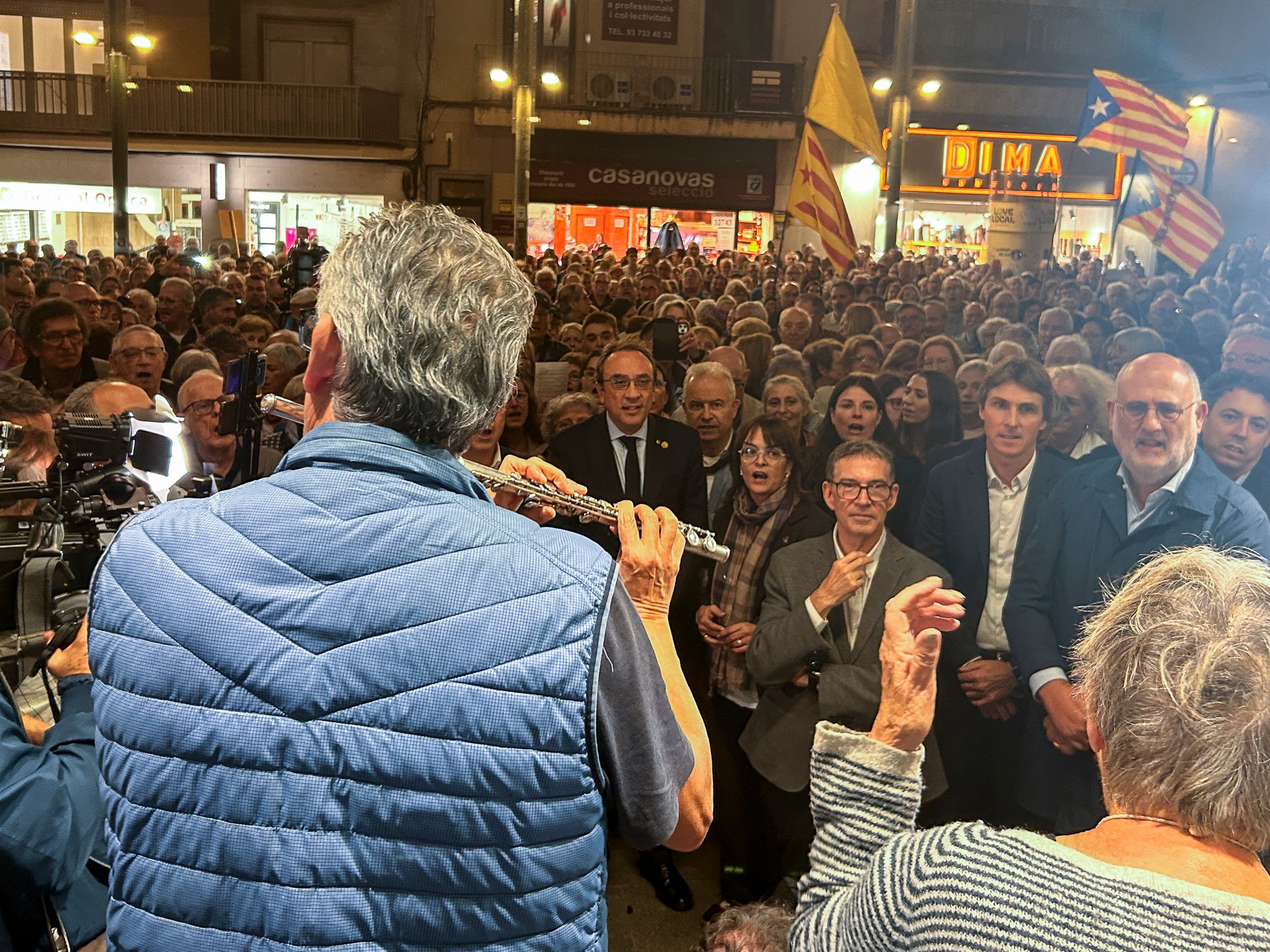 El raval de Montserrat de Terrassa es va omplir de gom a gom aquest dimecres al vespre, amb una jornada dels Cants de Llibertat especial i esperada, per la rebuda de l'exconseller Lluís Puig gairebé nou anys després del seu exili pel referèndum de l'1 d'Octubre. Sense ordre de detenció i a punt de ser amnistiat, un Puig emocionat estava acompanyat per la plana major de Junts per Catalunya, el dia abans d'ocupar per primer cop físicament el seu escó al Parlament. I també per tots aquells terrassencs i terrassenques que esperaven que tornés a casa, inclòs l'alcalde, Jordi Ballart. Fins i tot, el va sortir a saludar simbòlicament el seu capgròs de Festa Major | Mireia Comas