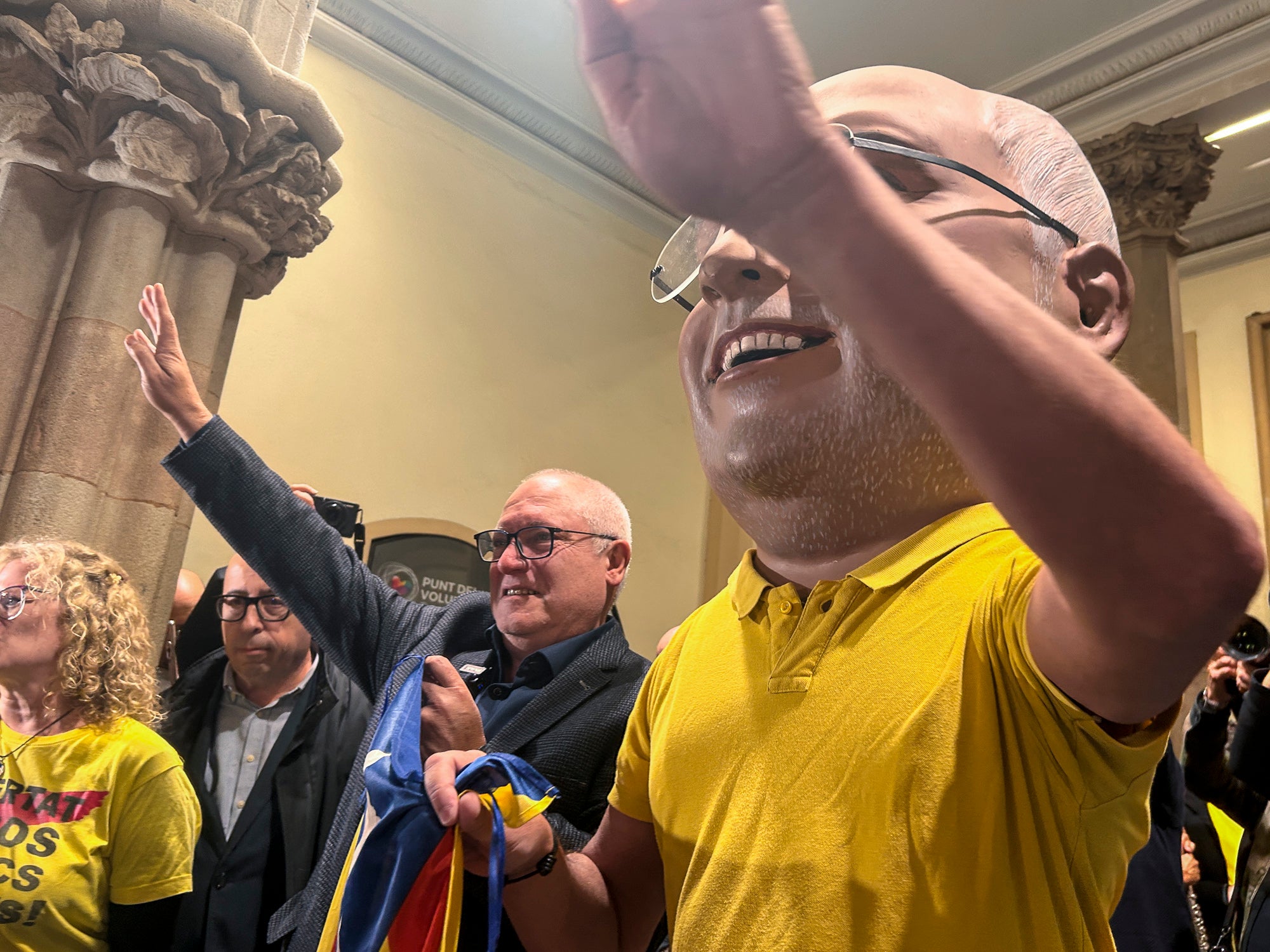El raval de Montserrat de Terrassa es va omplir de gom a gom aquest dimecres al vespre, amb una jornada dels Cants de Llibertat especial i esperada, per la rebuda de l'exconseller Lluís Puig gairebé nou anys després del seu exili pel referèndum de l'1 d'Octubre. Sense ordre de detenció i a punt de ser amnistiat, un Puig emocionat estava acompanyat per la plana major de Junts per Catalunya, el dia abans d'ocupar per primer cop físicament el seu escó al Parlament. I també per tots aquells terrassencs i terrassenques que esperaven que tornés a casa, inclòs l'alcalde, Jordi Ballart. Fins i tot, el va sortir a saludar simbòlicament el seu capgròs de Festa Major | Mireia Comas