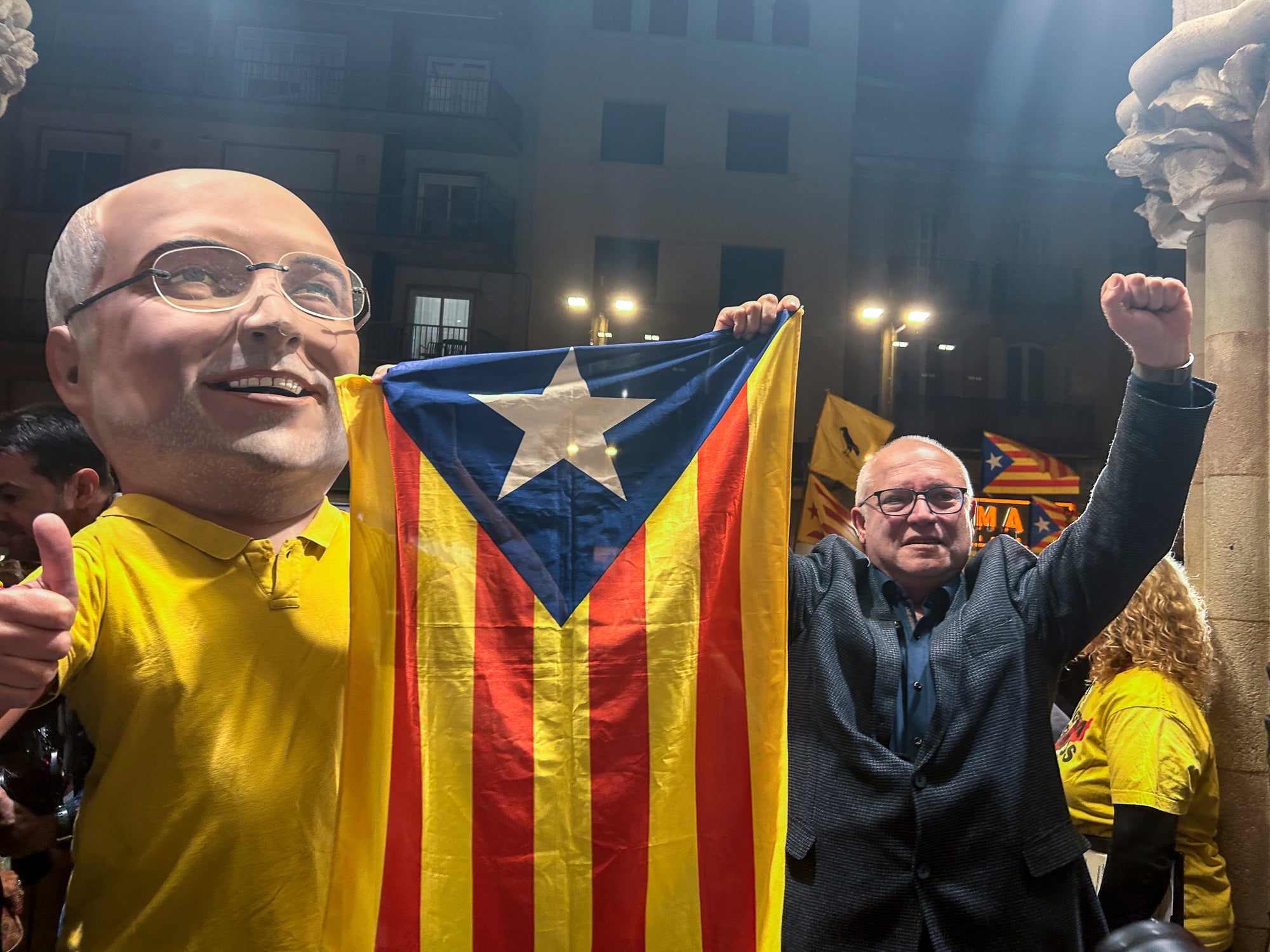 El raval de Montserrat de Terrassa es va omplir de gom a gom aquest dimecres al vespre, amb una jornada dels Cants de Llibertat especial i esperada, per la rebuda de l'exconseller Lluís Puig gairebé nou anys després del seu exili pel referèndum de l'1 d'Octubre. Sense ordre de detenció i a punt de ser amnistiat, un Puig emocionat estava acompanyat per la plana major de Junts per Catalunya, el dia abans d'ocupar per primer cop físicament el seu escó al Parlament. I també per tots aquells terrassencs i terrassenques que esperaven que tornés a casa, inclòs l'alcalde, Jordi Ballart. Fins i tot, el va sortir a saludar simbòlicament el seu capgròs de Festa Major | Mireia Comas