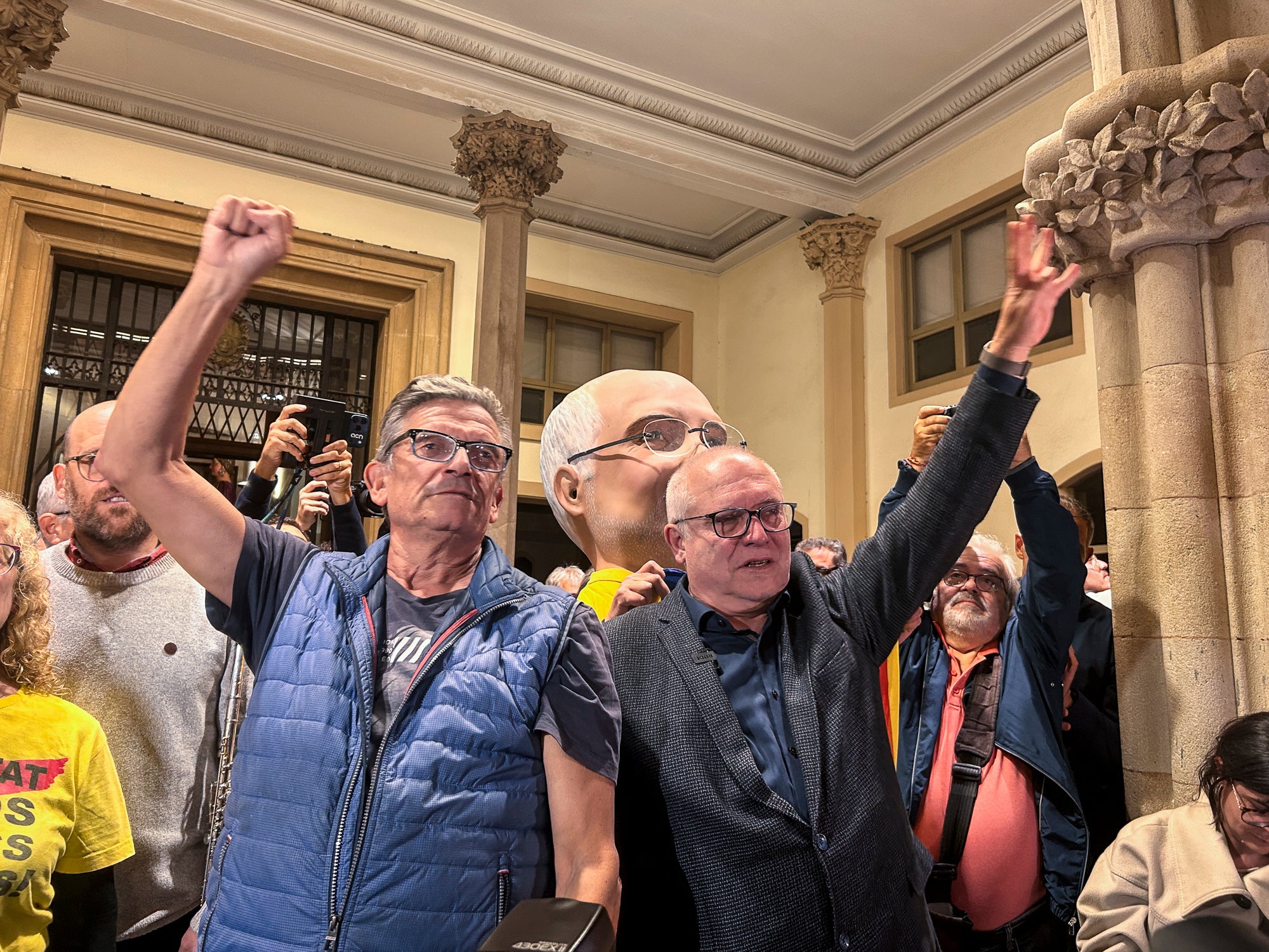 El raval de Montserrat de Terrassa es va omplir de gom a gom aquest dimecres al vespre, amb una jornada dels Cants de Llibertat especial i esperada, per la rebuda de l'exconseller Lluís Puig gairebé nou anys després del seu exili pel referèndum de l'1 d'Octubre. Sense ordre de detenció i a punt de ser amnistiat, un Puig emocionat estava acompanyat per la plana major de Junts per Catalunya, el dia abans d'ocupar per primer cop físicament el seu escó al Parlament. I també per tots aquells terrassencs i terrassenques que esperaven que tornés a casa, inclòs l'alcalde, Jordi Ballart. Fins i tot, el va sortir a saludar simbòlicament el seu capgròs de Festa Major | Mireia Comas