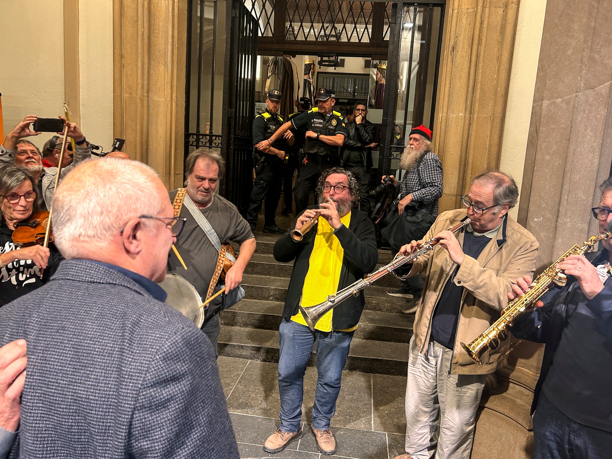 El raval de Montserrat de Terrassa es va omplir de gom a gom aquest dimecres al vespre, amb una jornada dels Cants de Llibertat especial i esperada, per la rebuda de l'exconseller Lluís Puig gairebé nou anys després del seu exili pel referèndum de l'1 d'Octubre. Sense ordre de detenció i a punt de ser amnistiat, un Puig emocionat estava acompanyat per la plana major de Junts per Catalunya, el dia abans d'ocupar per primer cop físicament el seu escó al Parlament. I també per tots aquells terrassencs i terrassenques que esperaven que tornés a casa, inclòs l'alcalde, Jordi Ballart. Fins i tot, el va sortir a saludar simbòlicament el seu capgròs de Festa Major | Mireia Comas