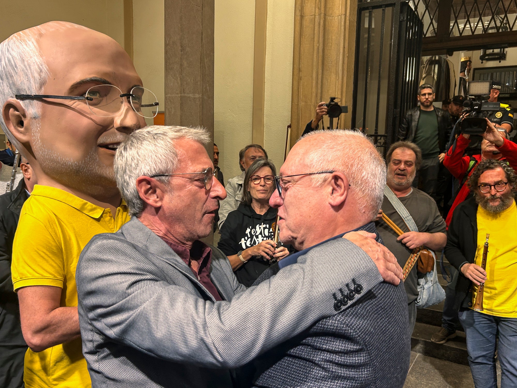 El raval de Montserrat de Terrassa es va omplir de gom a gom aquest dimecres al vespre, amb una jornada dels Cants de Llibertat especial i esperada, per la rebuda de l'exconseller Lluís Puig gairebé nou anys després del seu exili pel referèndum de l'1 d'Octubre. Sense ordre de detenció i a punt de ser amnistiat, un Puig emocionat estava acompanyat per la plana major de Junts per Catalunya, el dia abans d'ocupar per primer cop físicament el seu escó al Parlament. I també per tots aquells terrassencs i terrassenques que esperaven que tornés a casa, inclòs l'alcalde, Jordi Ballart. Fins i tot, el va sortir a saludar simbòlicament el seu capgròs de Festa Major | Mireia Comas