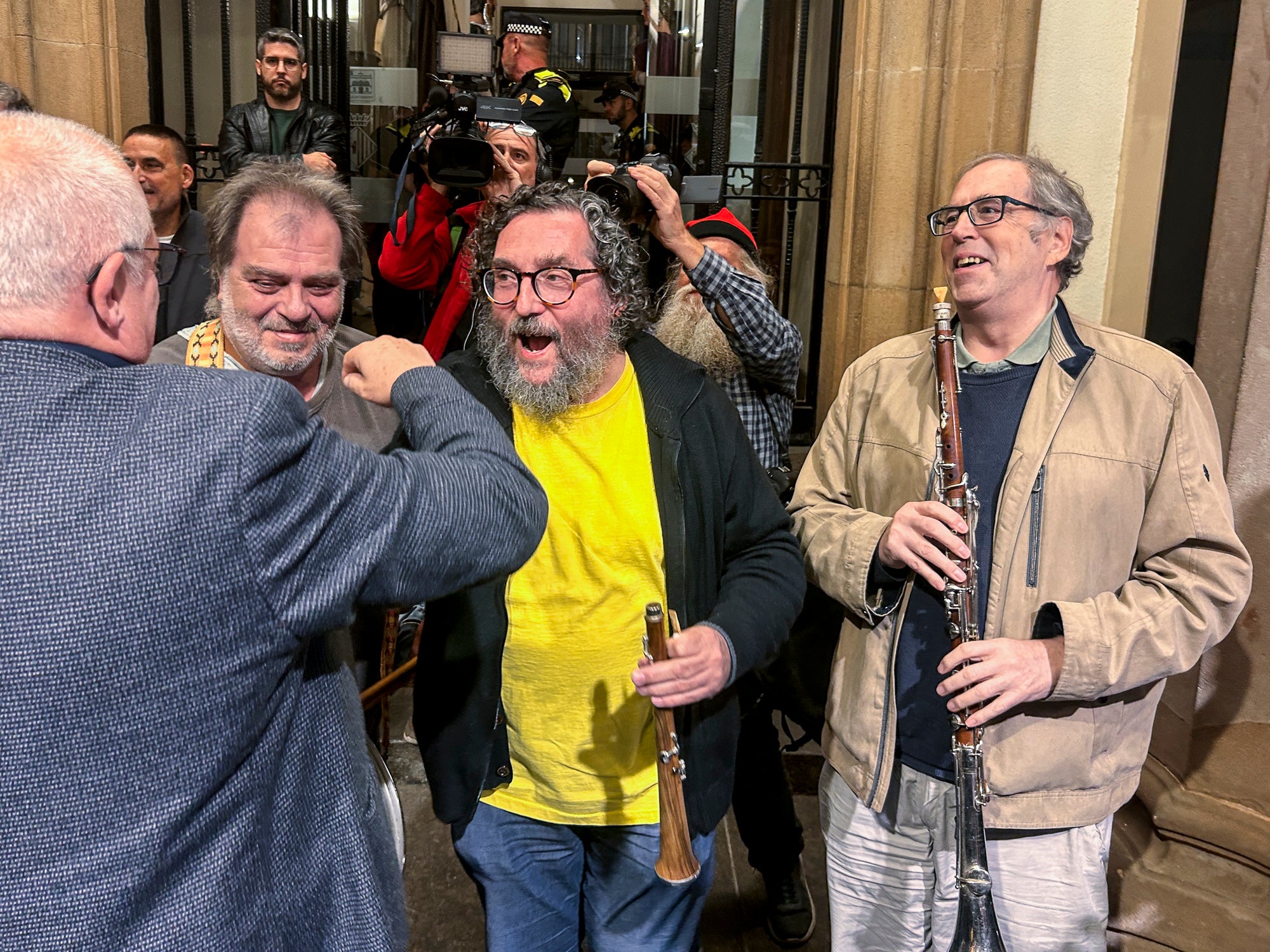 El raval de Montserrat de Terrassa es va omplir de gom a gom aquest dimecres al vespre, amb una jornada dels Cants de Llibertat especial i esperada, per la rebuda de l'exconseller Lluís Puig gairebé nou anys després del seu exili pel referèndum de l'1 d'Octubre. Sense ordre de detenció i a punt de ser amnistiat, un Puig emocionat estava acompanyat per la plana major de Junts per Catalunya, el dia abans d'ocupar per primer cop físicament el seu escó al Parlament. I també per tots aquells terrassencs i terrassenques que esperaven que tornés a casa, inclòs l'alcalde, Jordi Ballart. Fins i tot, el va sortir a saludar simbòlicament el seu capgròs de Festa Major | Mireia Comas
