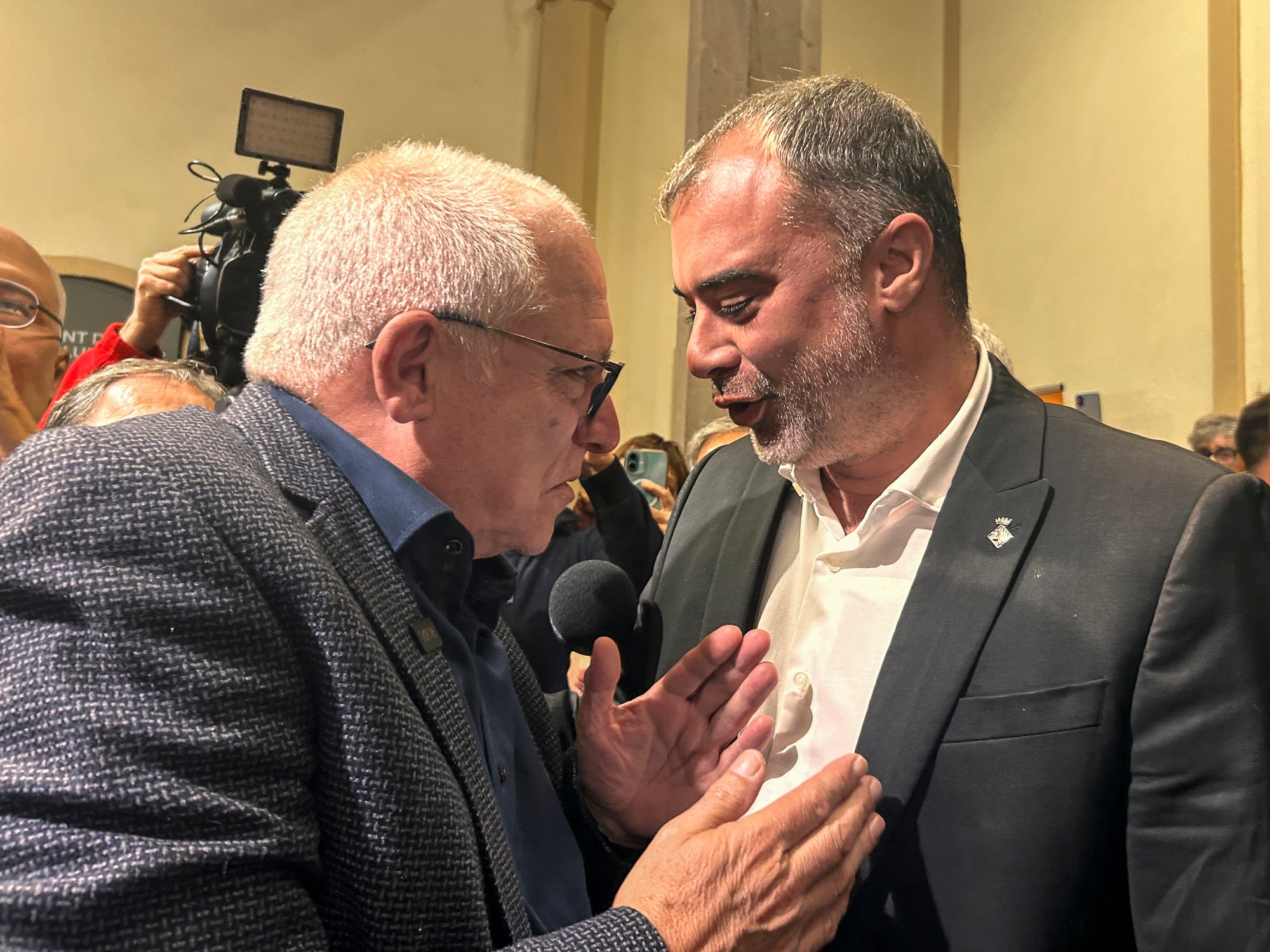 El raval de Montserrat de Terrassa es va omplir de gom a gom aquest dimecres al vespre, amb una jornada dels Cants de Llibertat especial i esperada, per la rebuda de l'exconseller Lluís Puig gairebé nou anys després del seu exili pel referèndum de l'1 d'Octubre. Sense ordre de detenció i a punt de ser amnistiat, un Puig emocionat estava acompanyat per la plana major de Junts per Catalunya, el dia abans d'ocupar per primer cop físicament el seu escó al Parlament. I també per tots aquells terrassencs i terrassenques que esperaven que tornés a casa, inclòs l'alcalde, Jordi Ballart. Fins i tot, el va sortir a saludar simbòlicament el seu capgròs de Festa Major | Mireia Comas