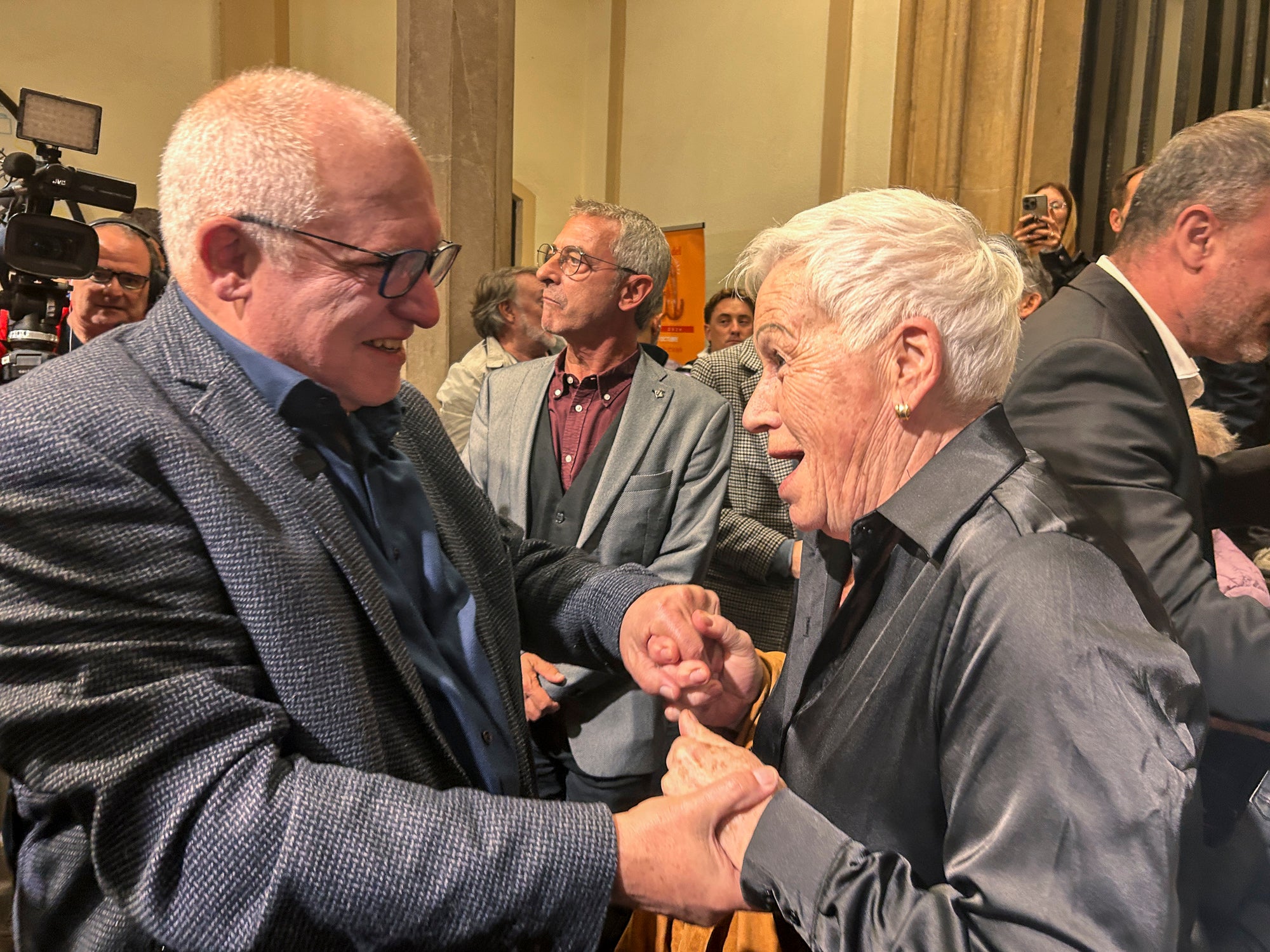 El raval de Montserrat de Terrassa es va omplir de gom a gom aquest dimecres al vespre, amb una jornada dels Cants de Llibertat especial i esperada, per la rebuda de l'exconseller Lluís Puig gairebé nou anys després del seu exili pel referèndum de l'1 d'Octubre. Sense ordre de detenció i a punt de ser amnistiat, un Puig emocionat estava acompanyat per la plana major de Junts per Catalunya, el dia abans d'ocupar per primer cop físicament el seu escó al Parlament. I també per tots aquells terrassencs i terrassenques que esperaven que tornés a casa, inclòs l'alcalde, Jordi Ballart. Fins i tot, el va sortir a saludar simbòlicament el seu capgròs de Festa Major | Mireia Comas
