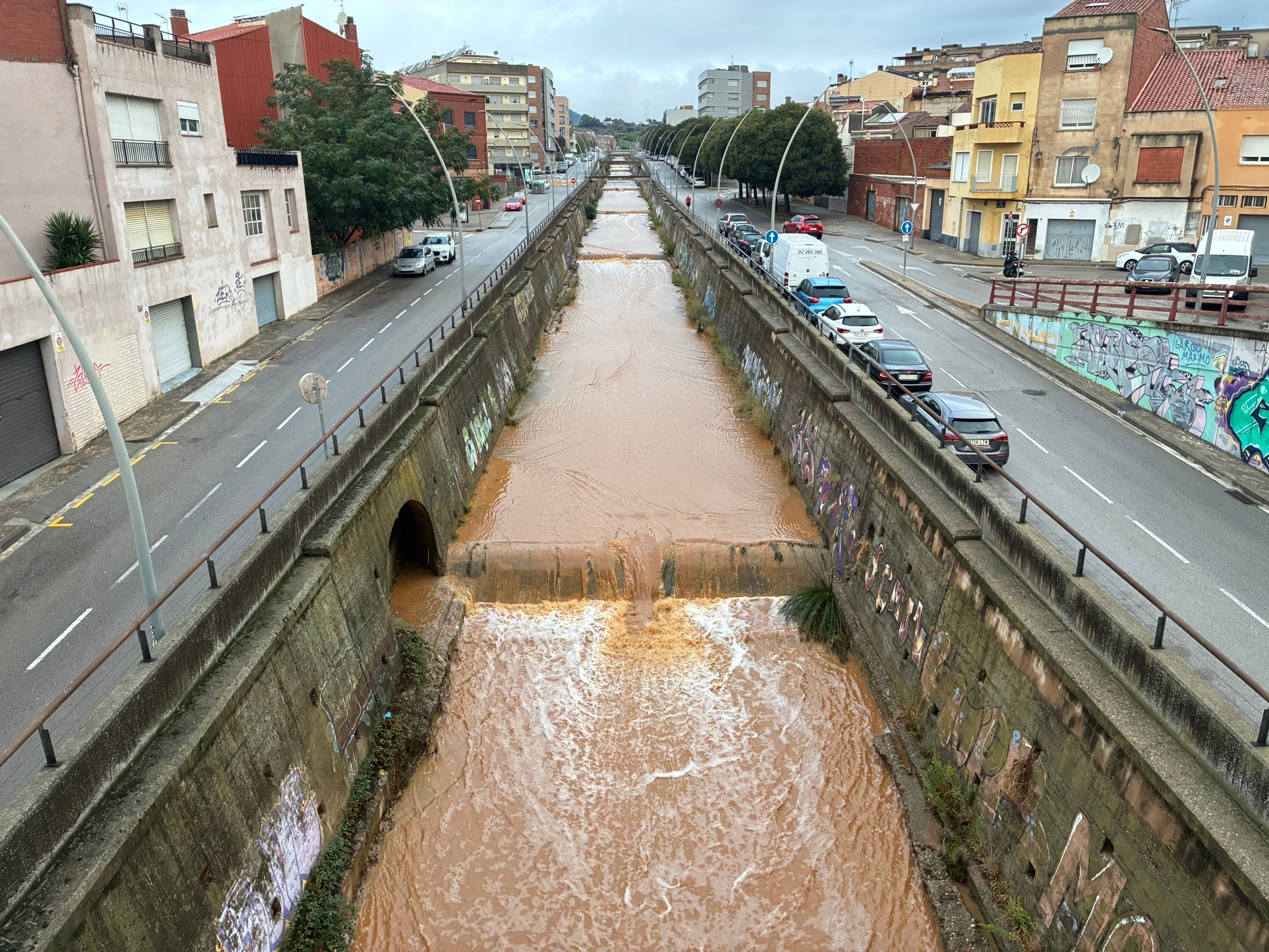 La riera del Palau al seu pas per l'encreuament de la ronda de Ponent amb la carretera de Martorell plena d'aigua després de la forta pluja d'aquesta matinada de dissabte a diumenge | Vicenç Batalla