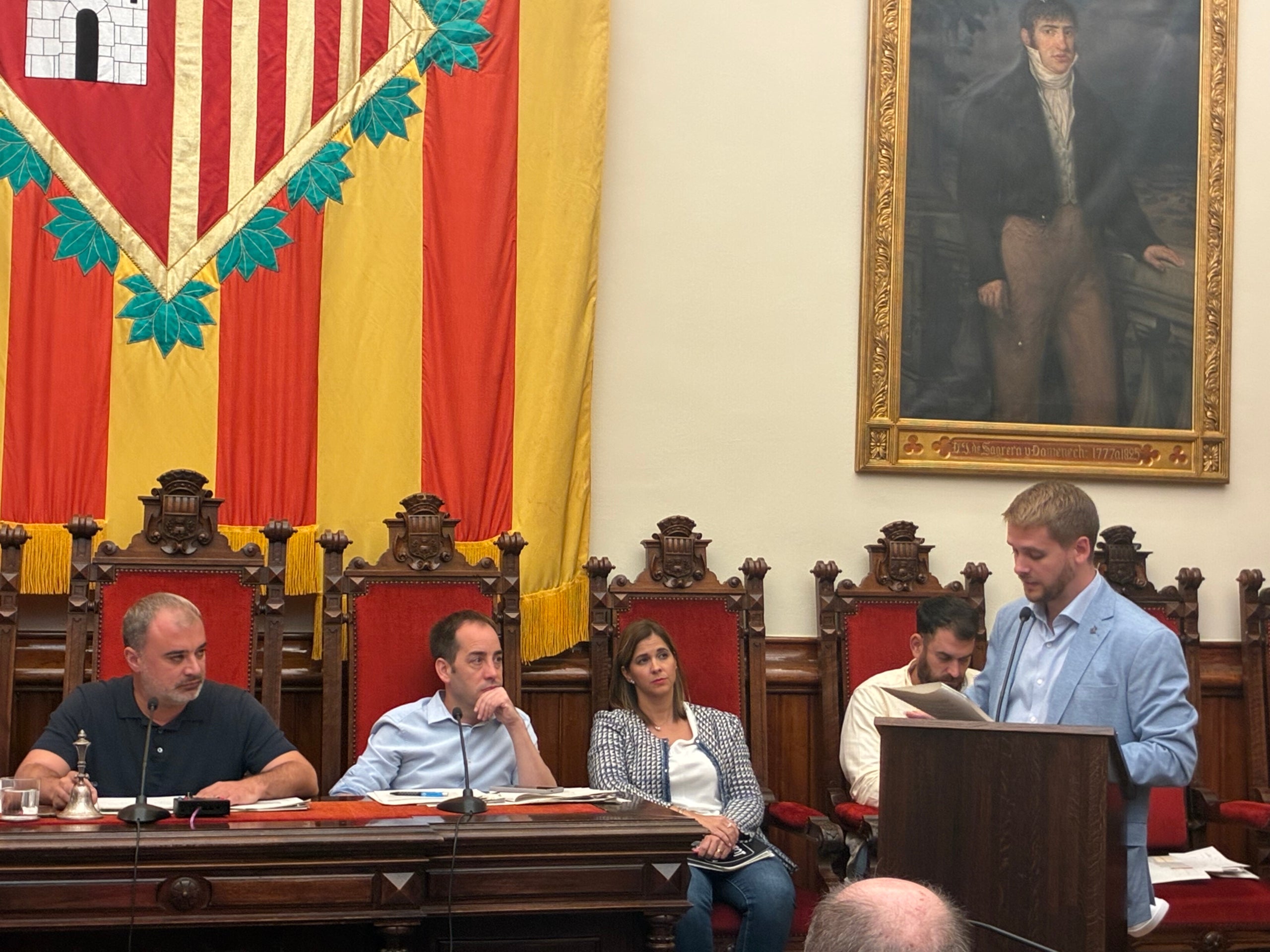 L'acaldable socialista Javi García, inrtervenint en el ple municipal de Terrassa del setembre passat, davant l'escolta de l'equip de govern encapçalat per Jordi Ballart | Vicenç Batalla