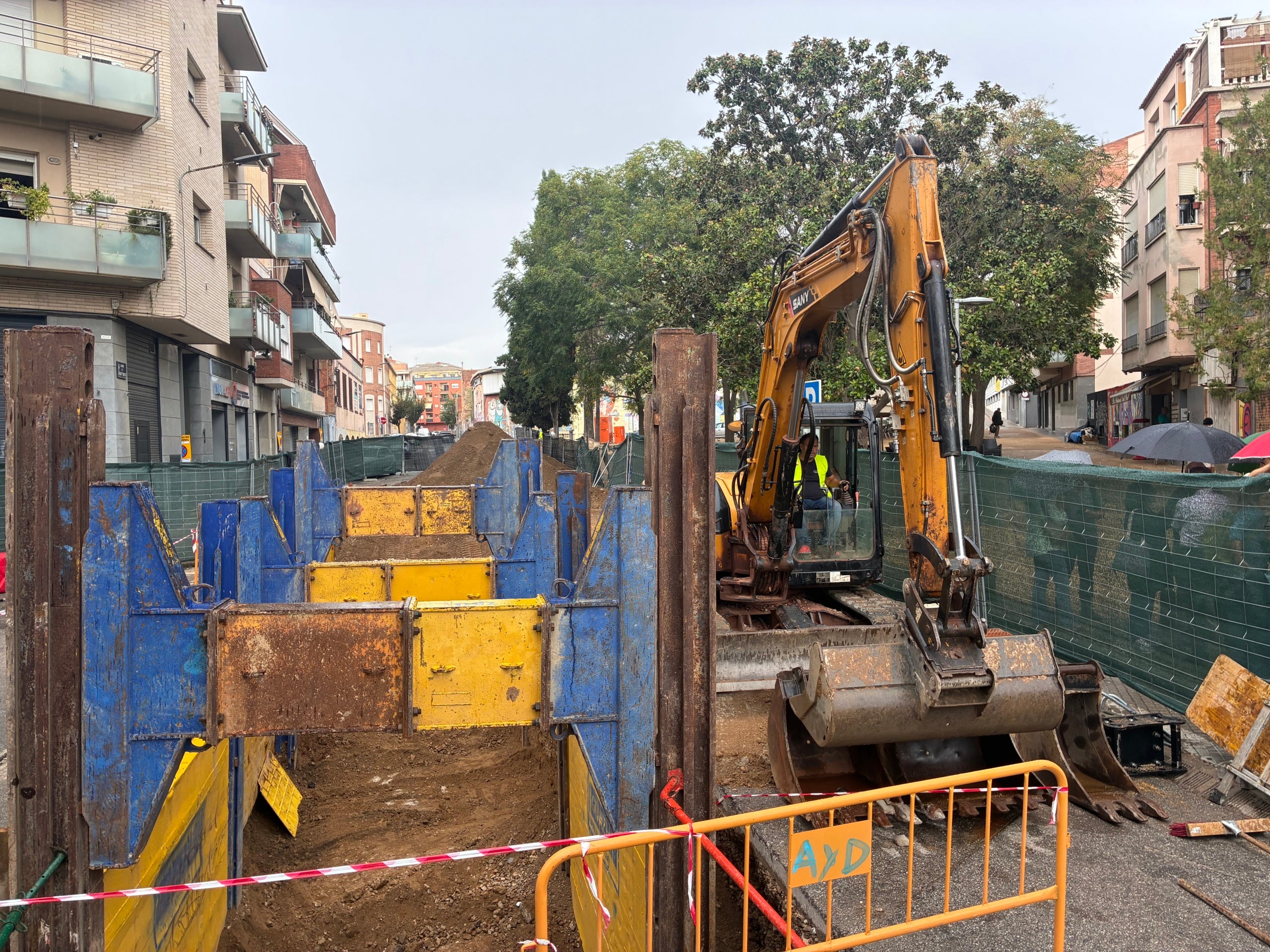 Les obres per reparar el col·lector del carrer de Josep Trueta, a Ca n'Aurell, per on passa el torrent del Batlle | Vicenç Batalla