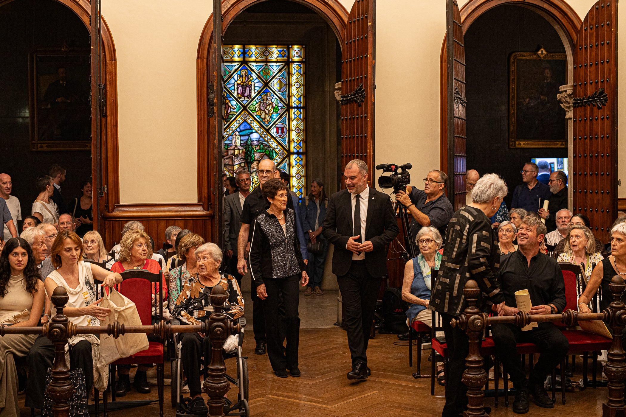 El Saló de Sessions de l'Ajuntament de Terrassa va acollir l'acte de lliurament de la Medalla d'Honor de la Ciutat de Terrassa, a títol pòstum, a Joan Casals i Clotet. L'entrega del guardó, presidida per l'alcalde de Terrassa, Jordi Ballart; reconeix els mèrits de Casals 'per la seva excepcional aportació a la música i a la pedagogia i per la seva vinculació amb Terrassa'. L'expresident del Cor Montserrat, Jaume Puig i Ustrell, va ser l'encarregat de fer la glossa de la figura de Joan Casals i Clotet. Un cop finalitzat els parlaments, el Cor Montserrat va interpretar la cançó 'La Mort de l'Escolà' d'Antoni Nicolau amb text de Jacint Verdaguer | Javi González