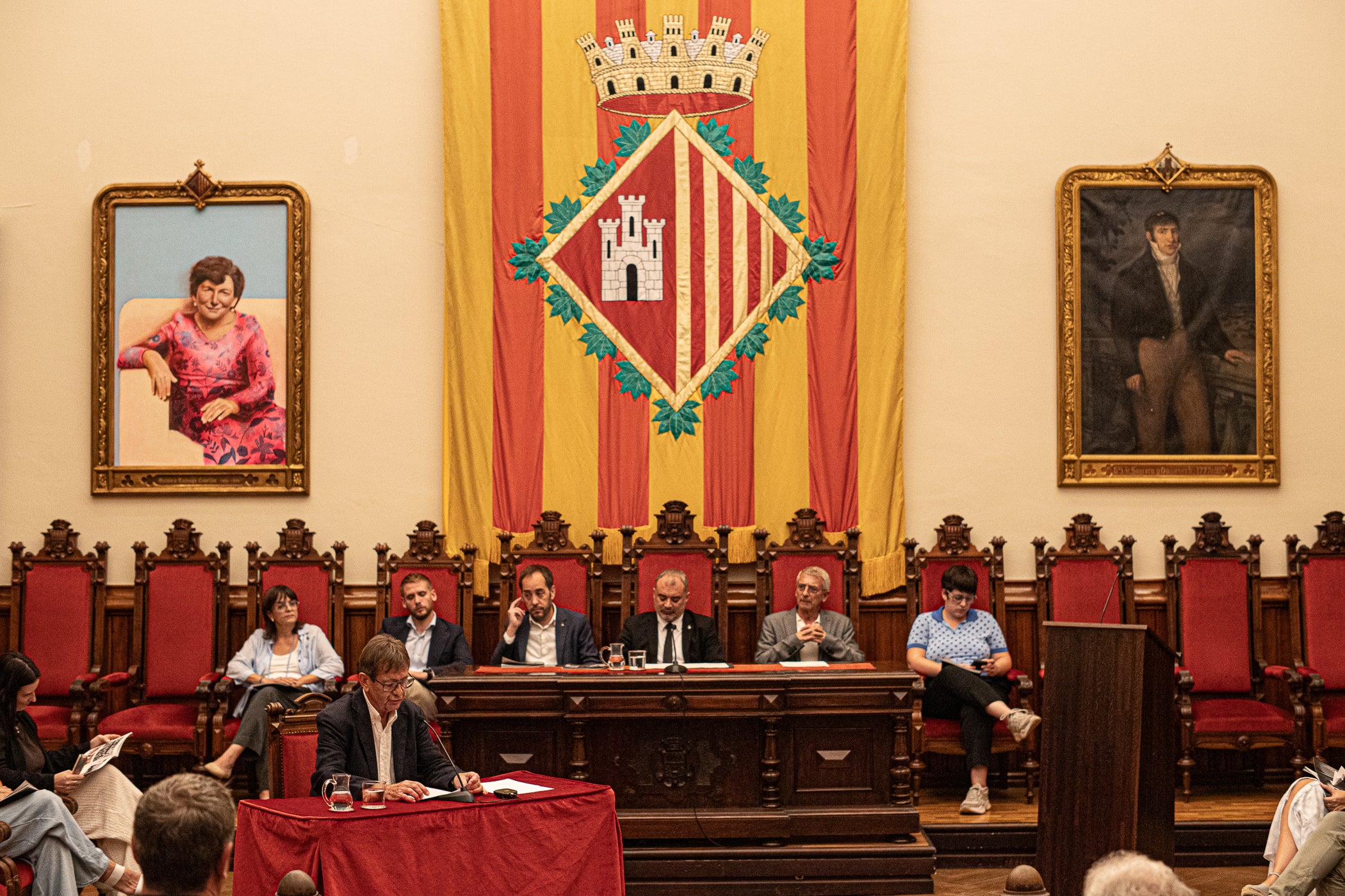 El Saló de Sessions de l'Ajuntament de Terrassa va acollir l'acte de lliurament de la Medalla d'Honor de la Ciutat de Terrassa, a títol pòstum, a Joan Casals i Clotet. L'entrega del guardó, presidida per l'alcalde de Terrassa, Jordi Ballart; reconeix els mèrits de Casals 'per la seva excepcional aportació a la música i a la pedagogia i per la seva vinculació amb Terrassa'. L'expresident del Cor Montserrat, Jaume Puig i Ustrell, va ser l'encarregat de fer la glossa de la figura de Joan Casals i Clotet. Un cop finalitzat els parlaments, el Cor Montserrat va interpretar la cançó 'La Mort de l'Escolà' d'Antoni Nicolau amb text de Jacint Verdaguer | Javi González