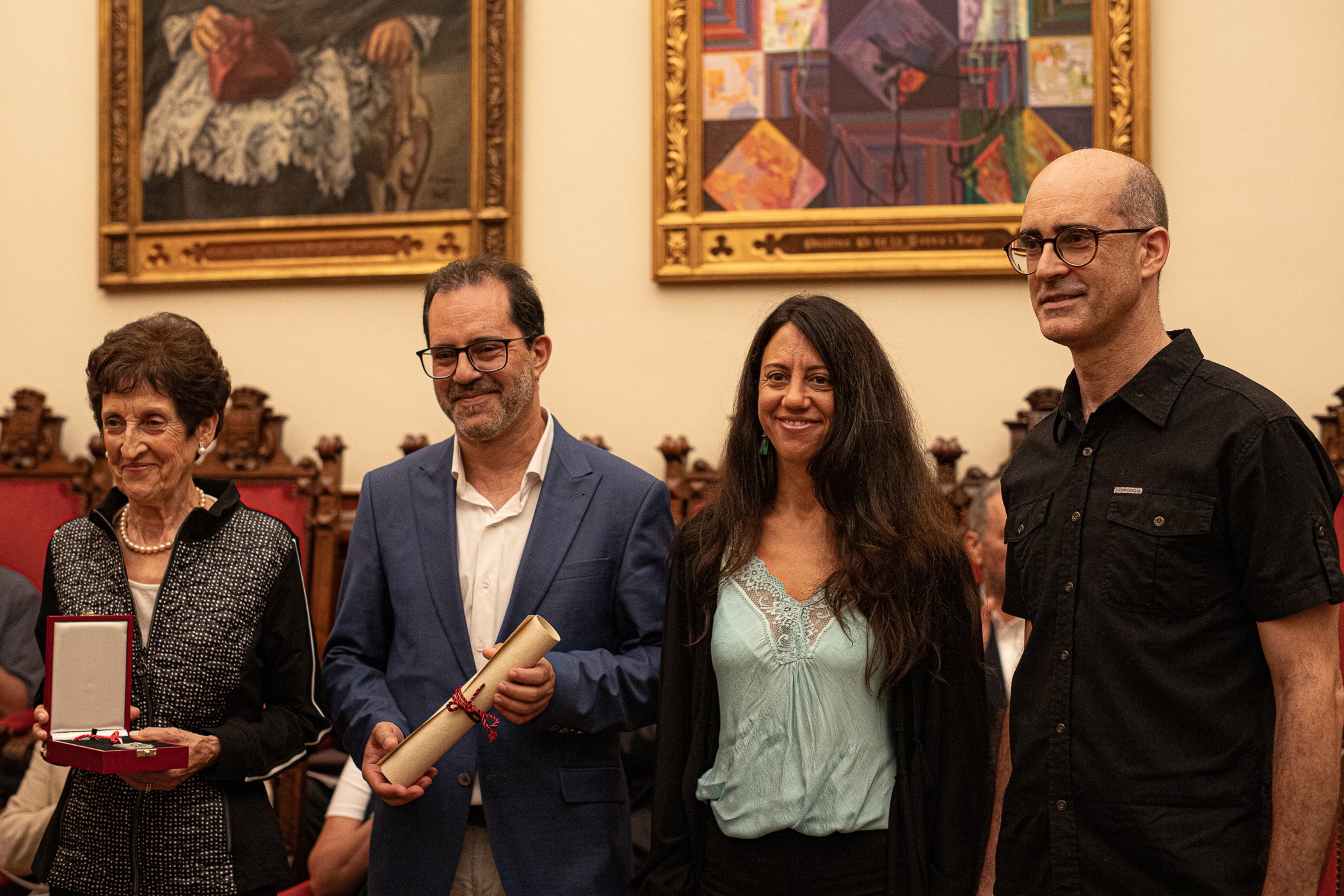 El Saló de Sessions de l'Ajuntament de Terrassa va acollir l'acte de lliurament de la Medalla d'Honor de la Ciutat de Terrassa, a títol pòstum, a Joan Casals i Clotet. L'entrega del guardó, presidida per l'alcalde de Terrassa, Jordi Ballart; reconeix els mèrits de Casals 'per la seva excepcional aportació a la música i a la pedagogia i per la seva vinculació amb Terrassa'. L'expresident del Cor Montserrat, Jaume Puig i Ustrell, va ser l'encarregat de fer la glossa de la figura de Joan Casals i Clotet. Un cop finalitzat els parlaments, el Cor Montserrat va interpretar la cançó 'La Mort de l'Escolà' d'Antoni Nicolau amb text de Jacint Verdaguer | Javi González