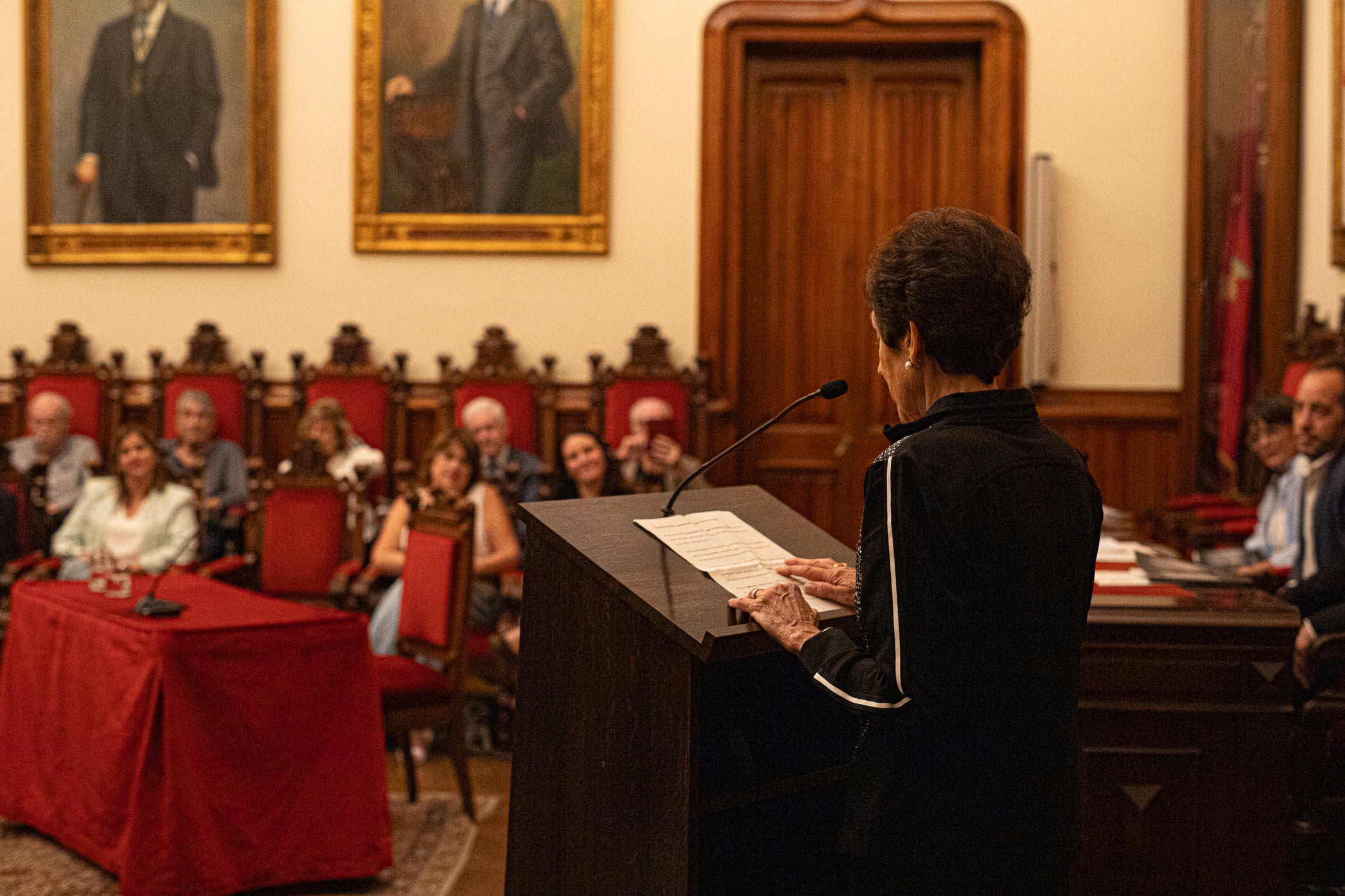 El Saló de Sessions de l'Ajuntament de Terrassa va acollir l'acte de lliurament de la Medalla d'Honor de la Ciutat de Terrassa, a títol pòstum, a Joan Casals i Clotet. L'entrega del guardó, presidida per l'alcalde de Terrassa, Jordi Ballart; reconeix els mèrits de Casals 'per la seva excepcional aportació a la música i a la pedagogia i per la seva vinculació amb Terrassa'. L'expresident del Cor Montserrat, Jaume Puig i Ustrell, va ser l'encarregat de fer la glossa de la figura de Joan Casals i Clotet. Un cop finalitzat els parlaments, el Cor Montserrat va interpretar la cançó 'La Mort de l'Escolà' d'Antoni Nicolau amb text de Jacint Verdaguer | Javi González