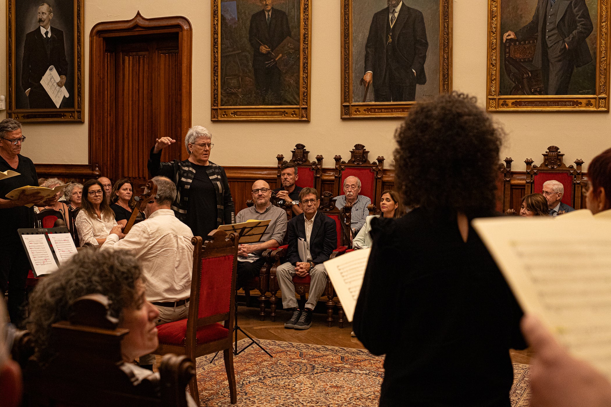 El Saló de Sessions de l'Ajuntament de Terrassa va acollir l'acte de lliurament de la Medalla d'Honor de la Ciutat de Terrassa, a títol pòstum, a Joan Casals i Clotet. L'entrega del guardó, presidida per l'alcalde de Terrassa, Jordi Ballart; reconeix els mèrits de Casals 'per la seva excepcional aportació a la música i a la pedagogia i per la seva vinculació amb Terrassa'. L'expresident del Cor Montserrat, Jaume Puig i Ustrell, va ser l'encarregat de fer la glossa de la figura de Joan Casals i Clotet. Un cop finalitzat els parlaments, el Cor Montserrat va interpretar la cançó 'La Mort de l'Escolà' d'Antoni Nicolau amb text de Jacint Verdaguer | Javi González